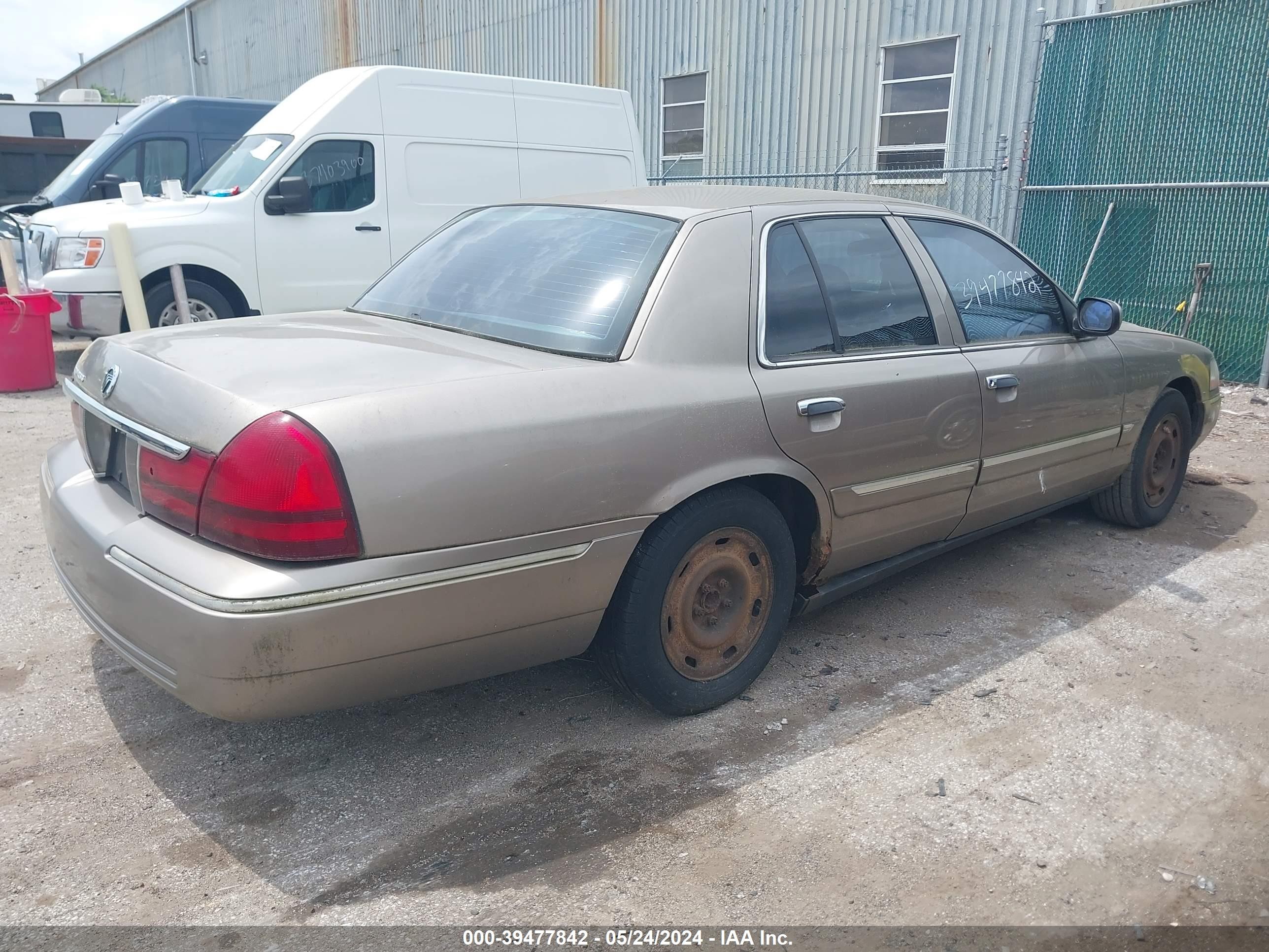 Photo 3 VIN: 2MEFM74W64X600338 - MERCURY GRAND MARQUIS 