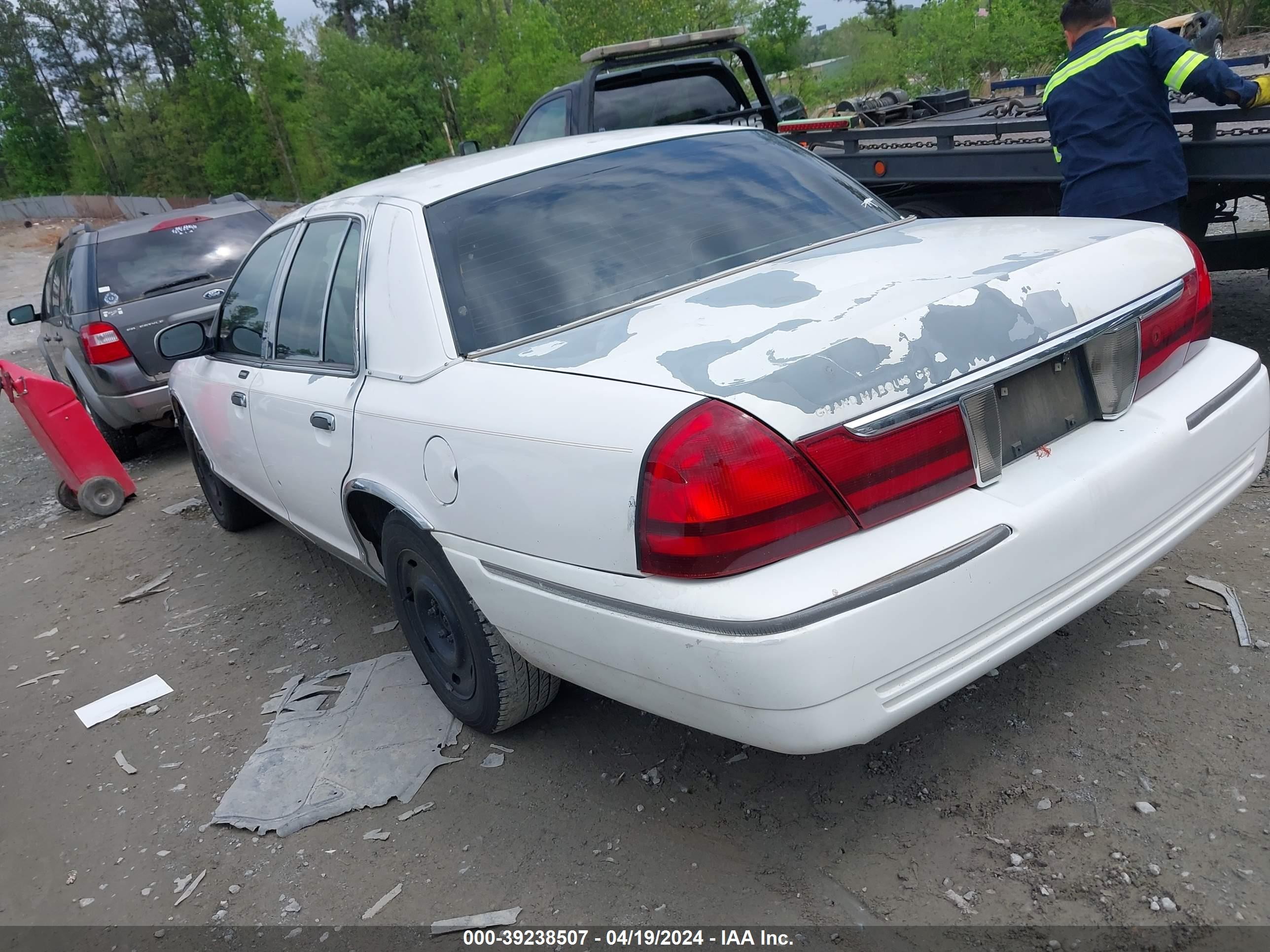 Photo 2 VIN: 2MEFM74W64X624607 - MERCURY GRAND MARQUIS 