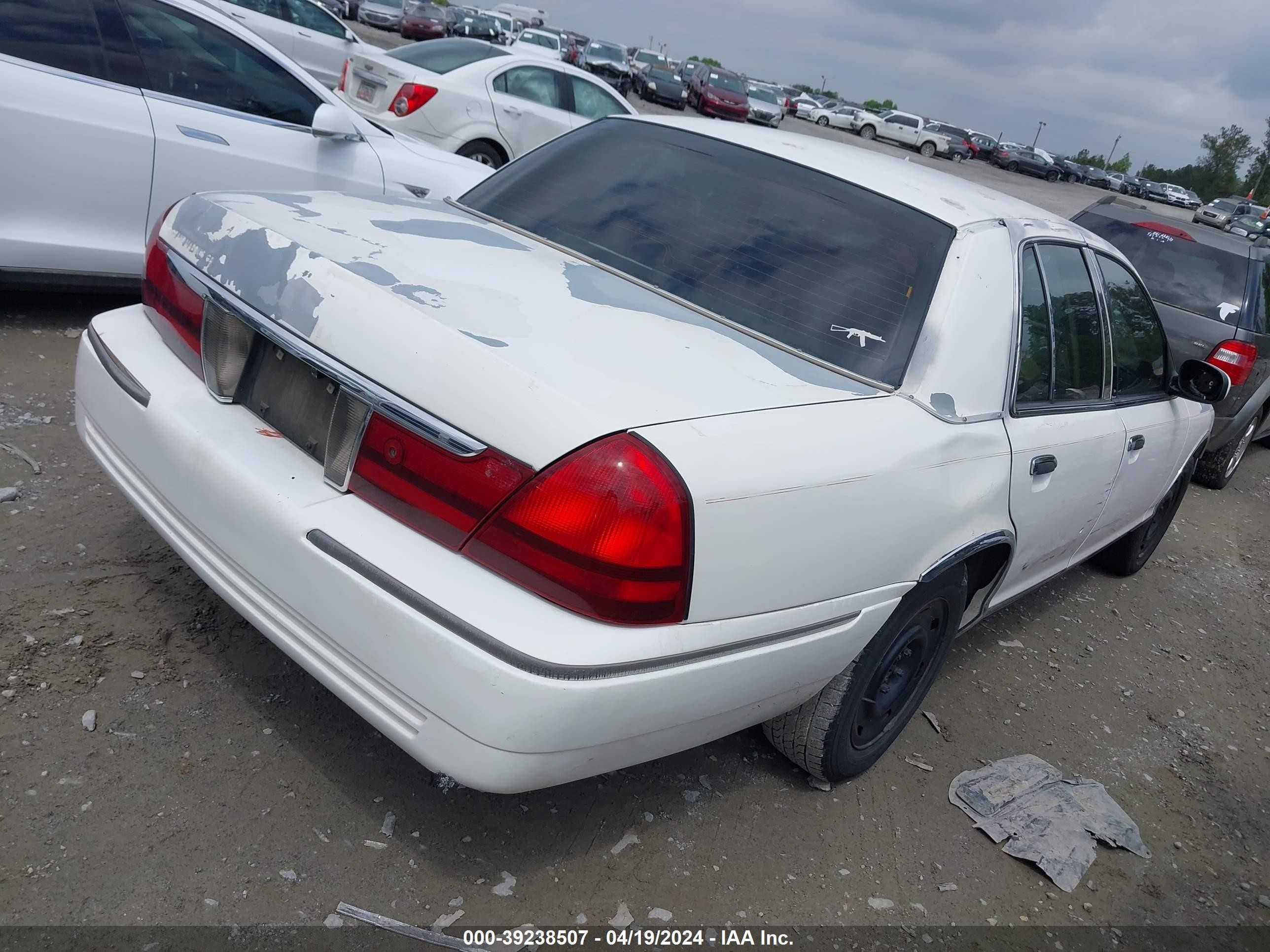 Photo 3 VIN: 2MEFM74W64X624607 - MERCURY GRAND MARQUIS 