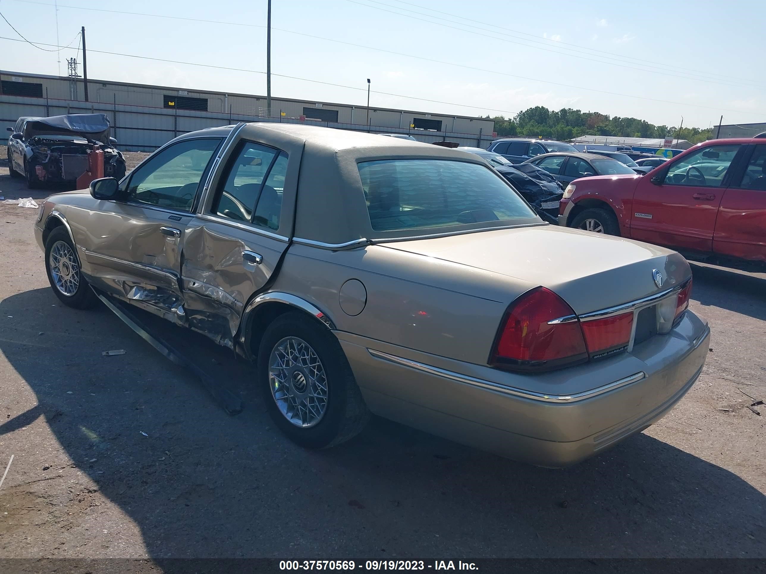 Photo 2 VIN: 2MEFM74W6YX644930 - MERCURY GRAND MARQUIS 