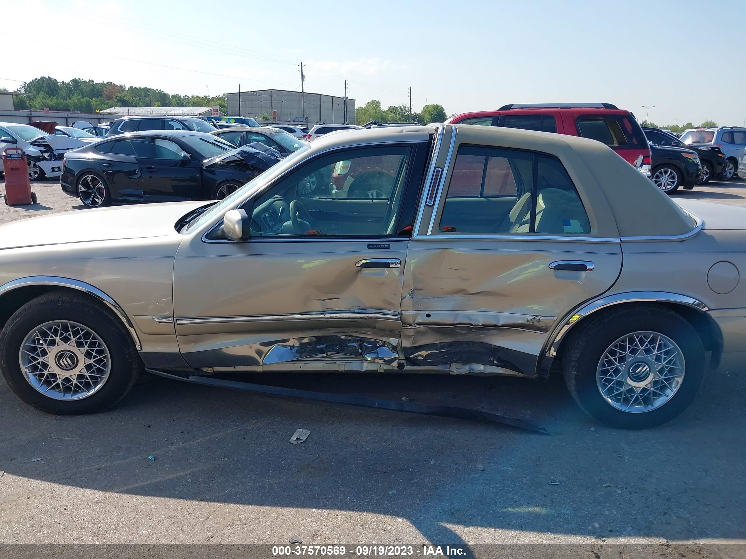 Photo 5 VIN: 2MEFM74W6YX644930 - MERCURY GRAND MARQUIS 