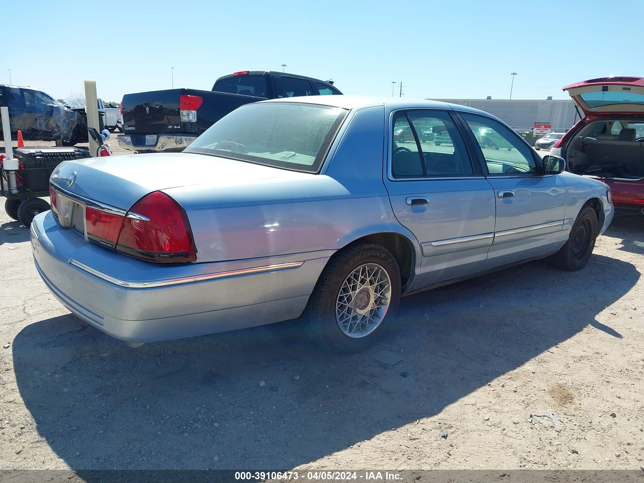 Photo 3 VIN: 2MEFM74W6YX696218 - MERCURY GRAND MARQUIS 