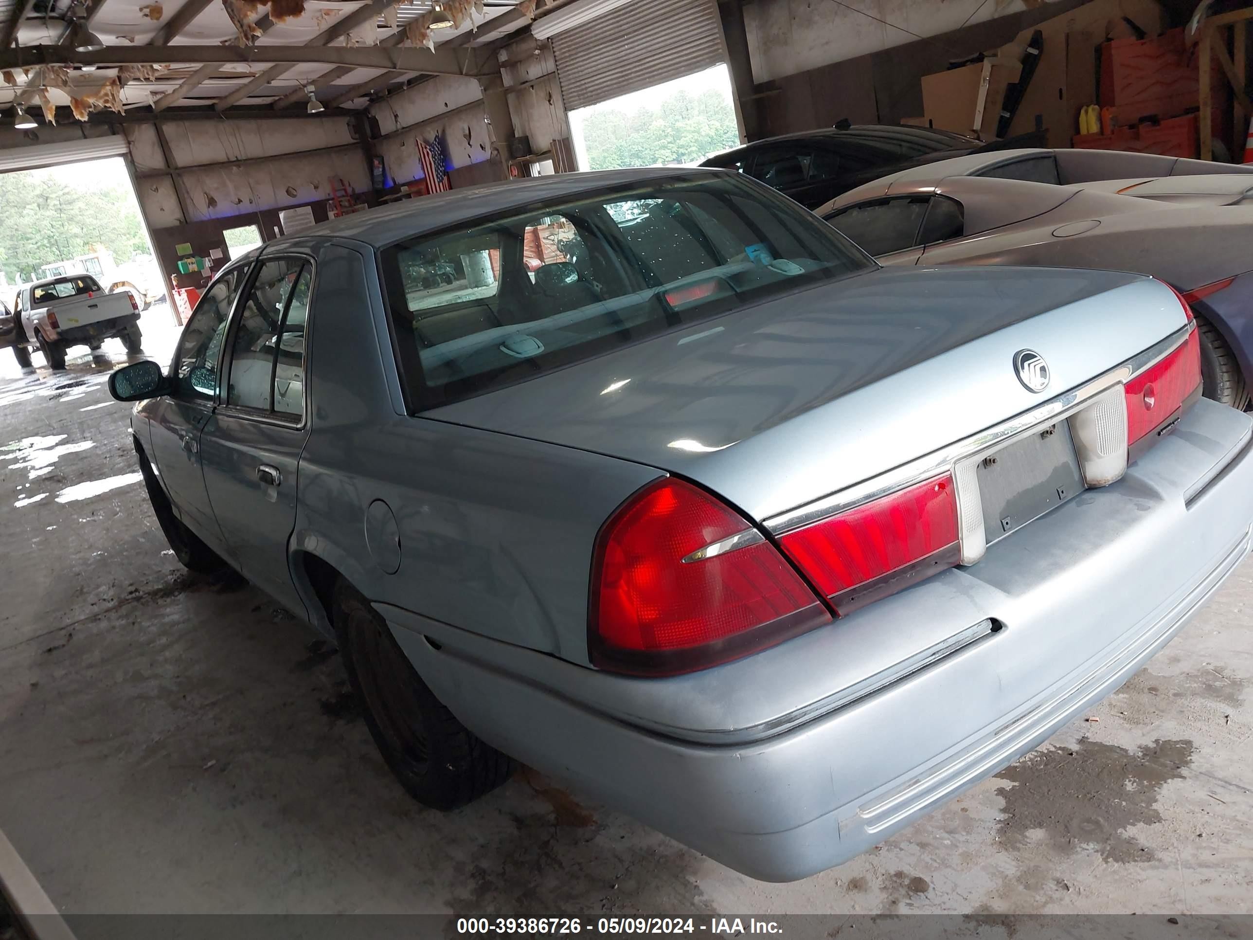 Photo 2 VIN: 2MEFM74W6YX734322 - MERCURY GRAND MARQUIS 