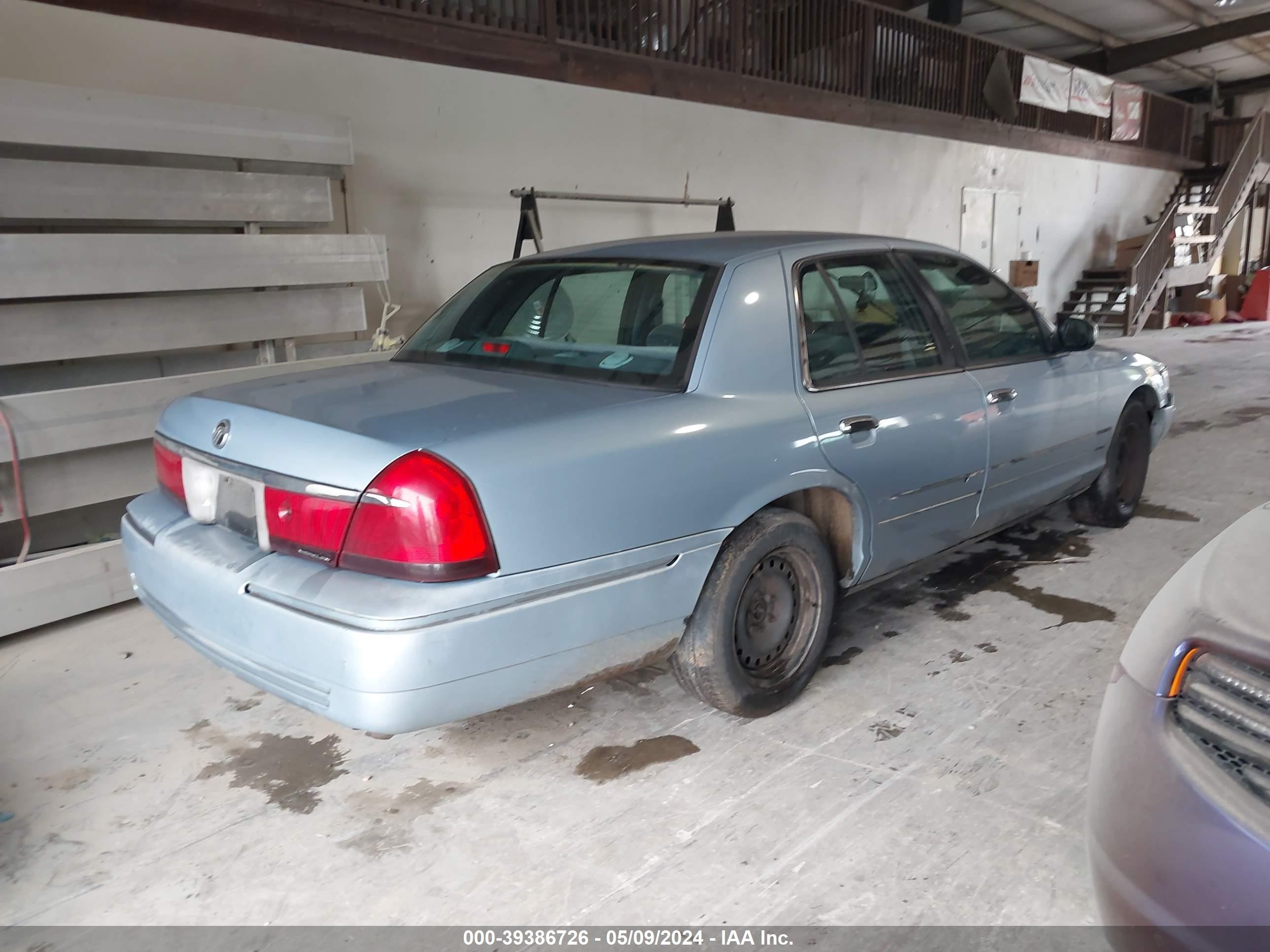 Photo 3 VIN: 2MEFM74W6YX734322 - MERCURY GRAND MARQUIS 