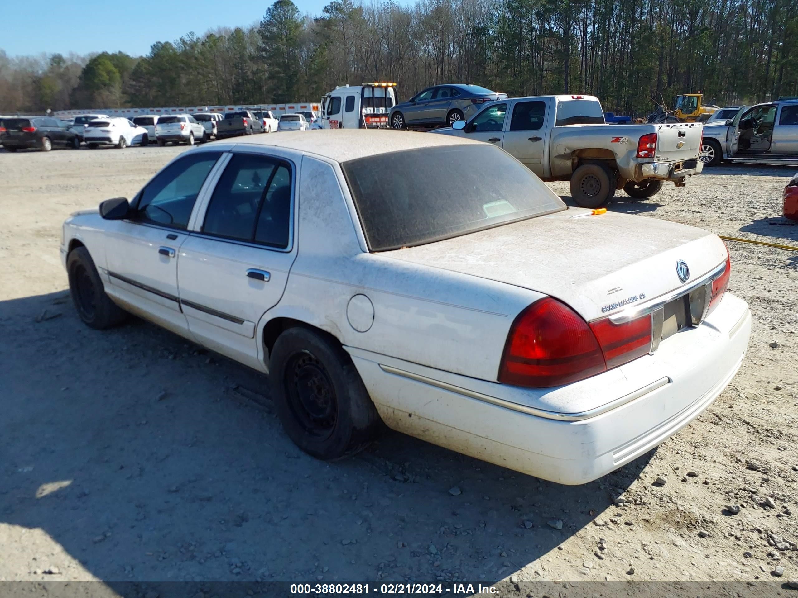 Photo 2 VIN: 2MEFM74W73X679663 - MERCURY GRAND MARQUIS 