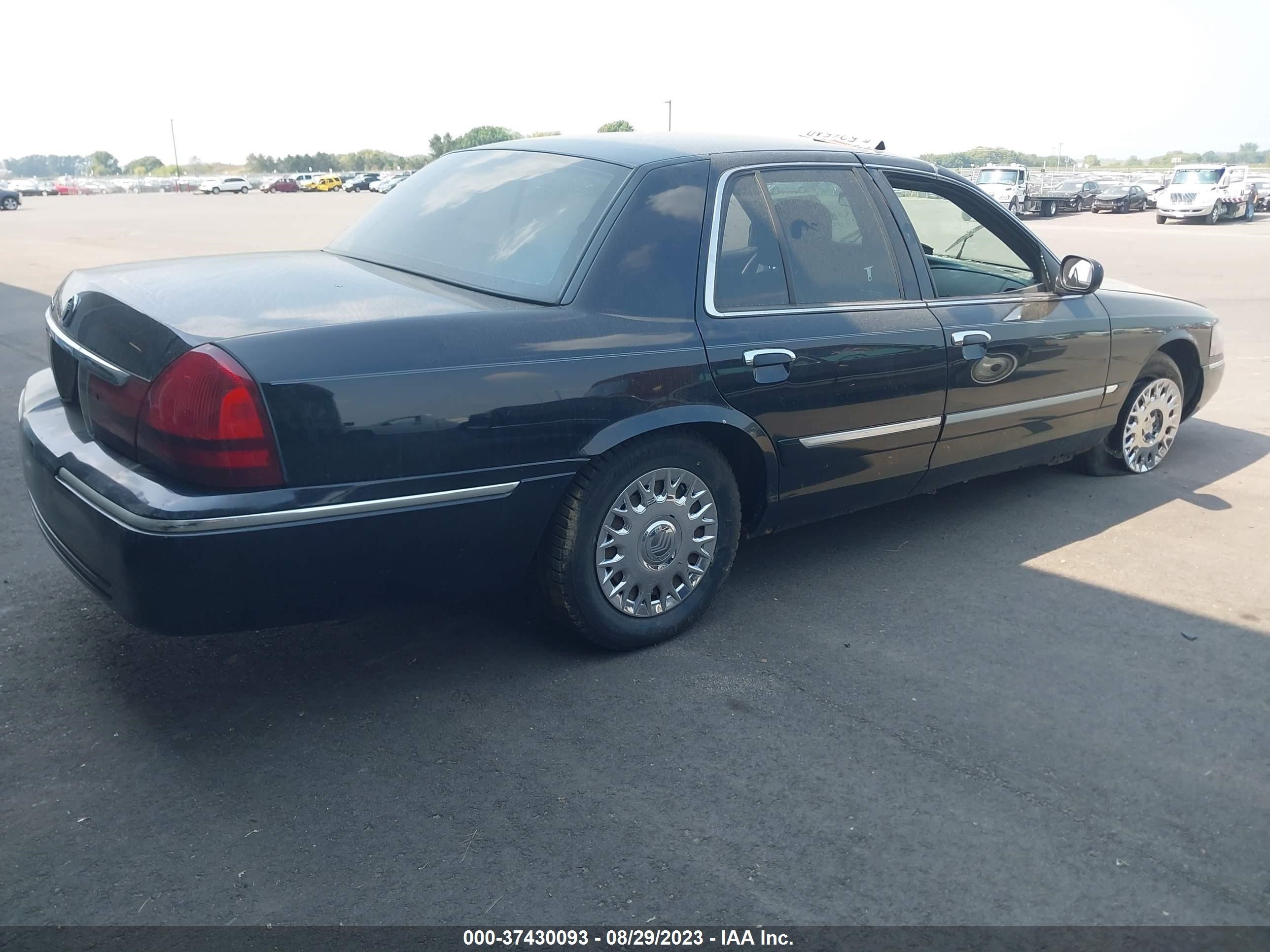 Photo 3 VIN: 2MEFM74W73X708028 - MERCURY GRAND MARQUIS 