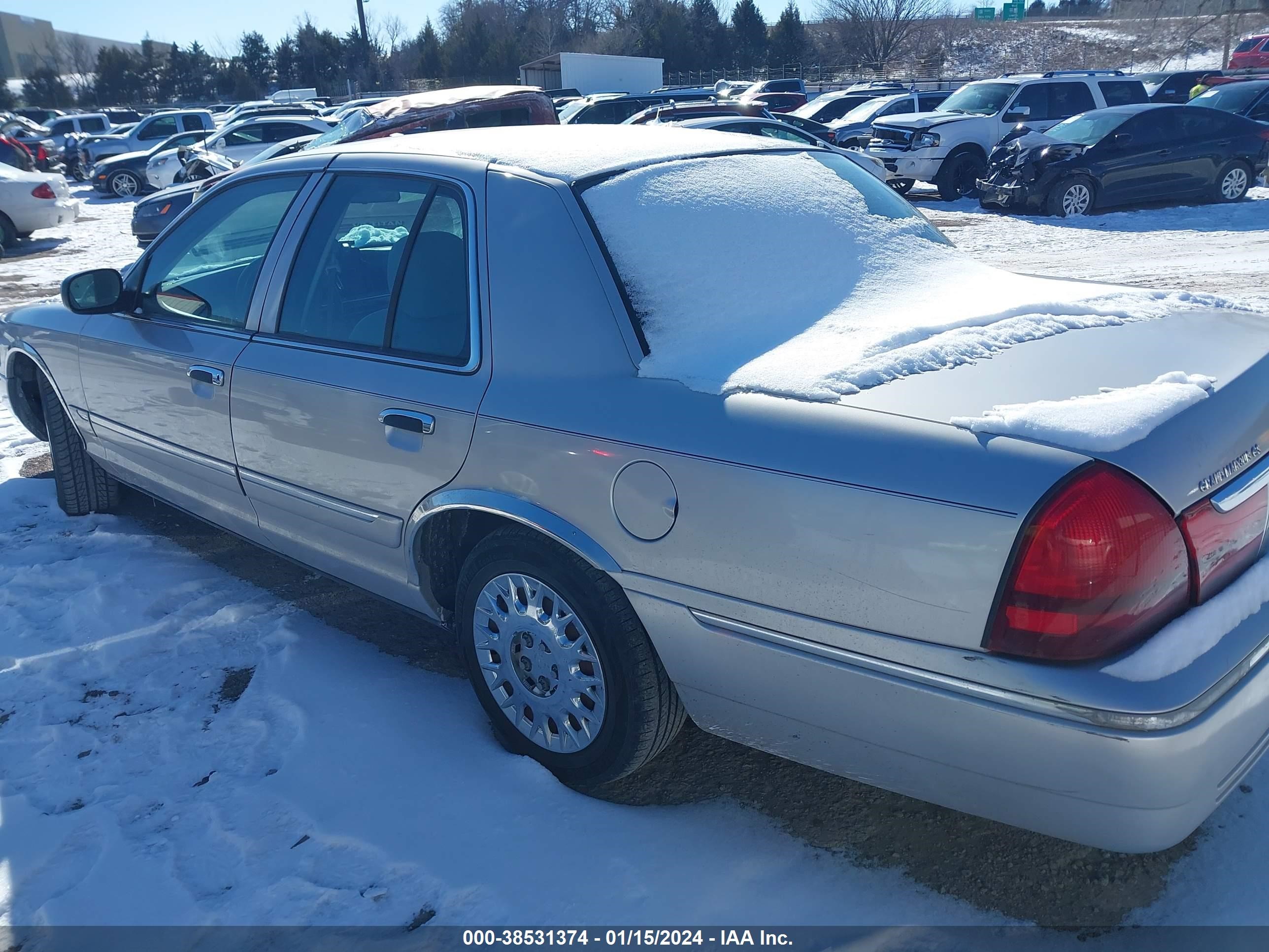 Photo 2 VIN: 2MEFM74W74X606908 - MERCURY GRAND MARQUIS 