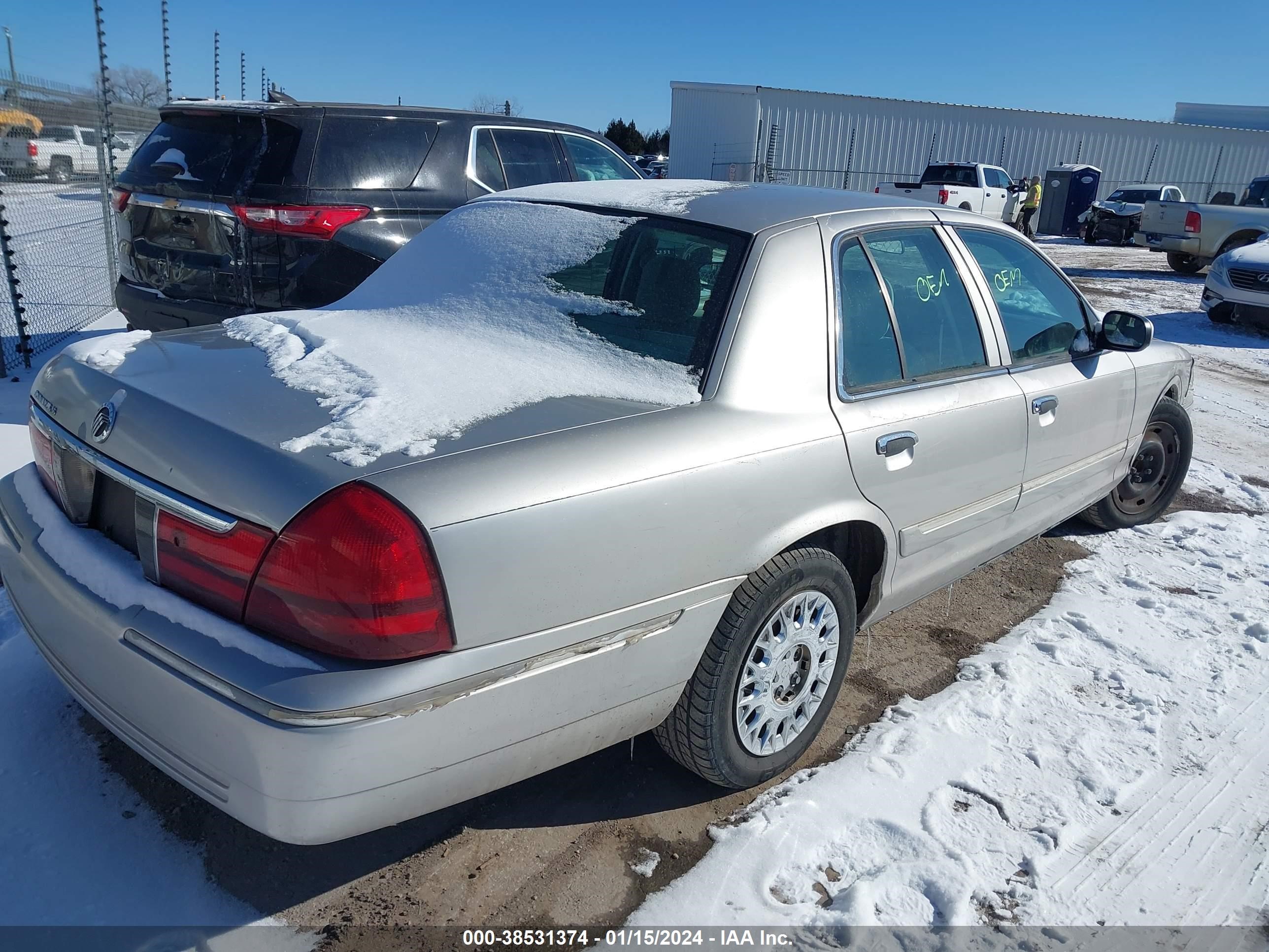 Photo 3 VIN: 2MEFM74W74X606908 - MERCURY GRAND MARQUIS 