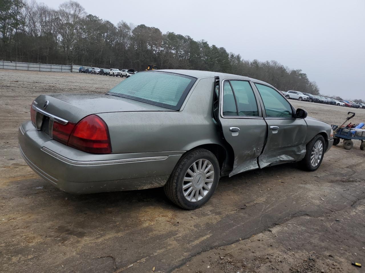 Photo 2 VIN: 2MEFM74W74X679700 - MERCURY GRAND MARQUIS 