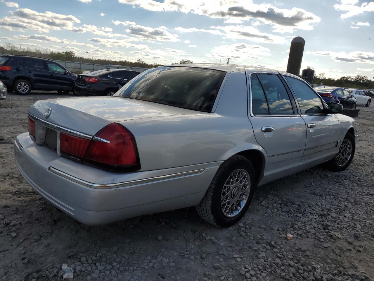 Photo 2 VIN: 2MEFM74W7YX603755 - MERCURY GRAND MARQUIS 