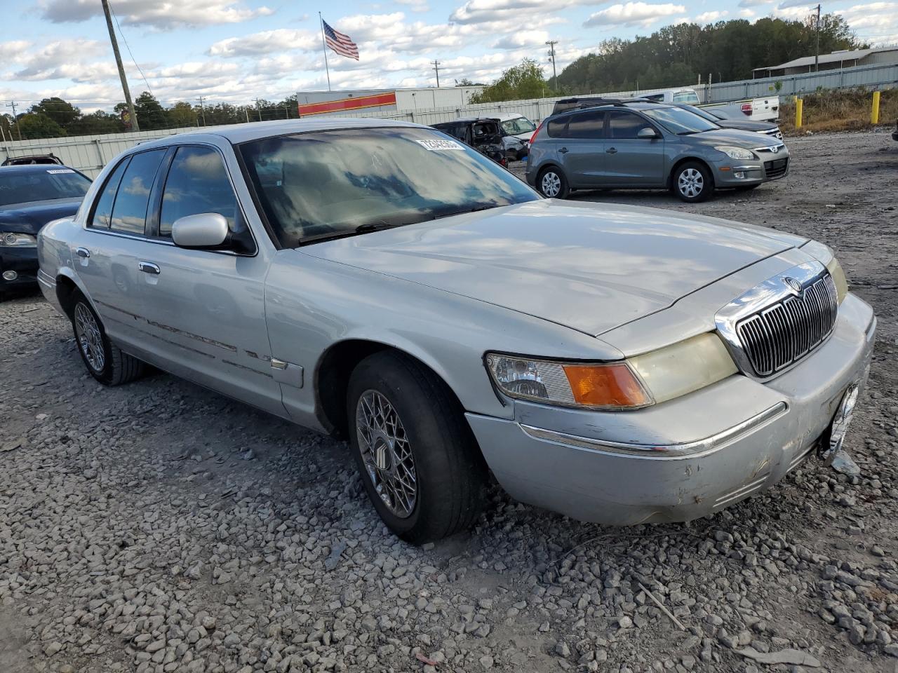 Photo 3 VIN: 2MEFM74W7YX603755 - MERCURY GRAND MARQUIS 