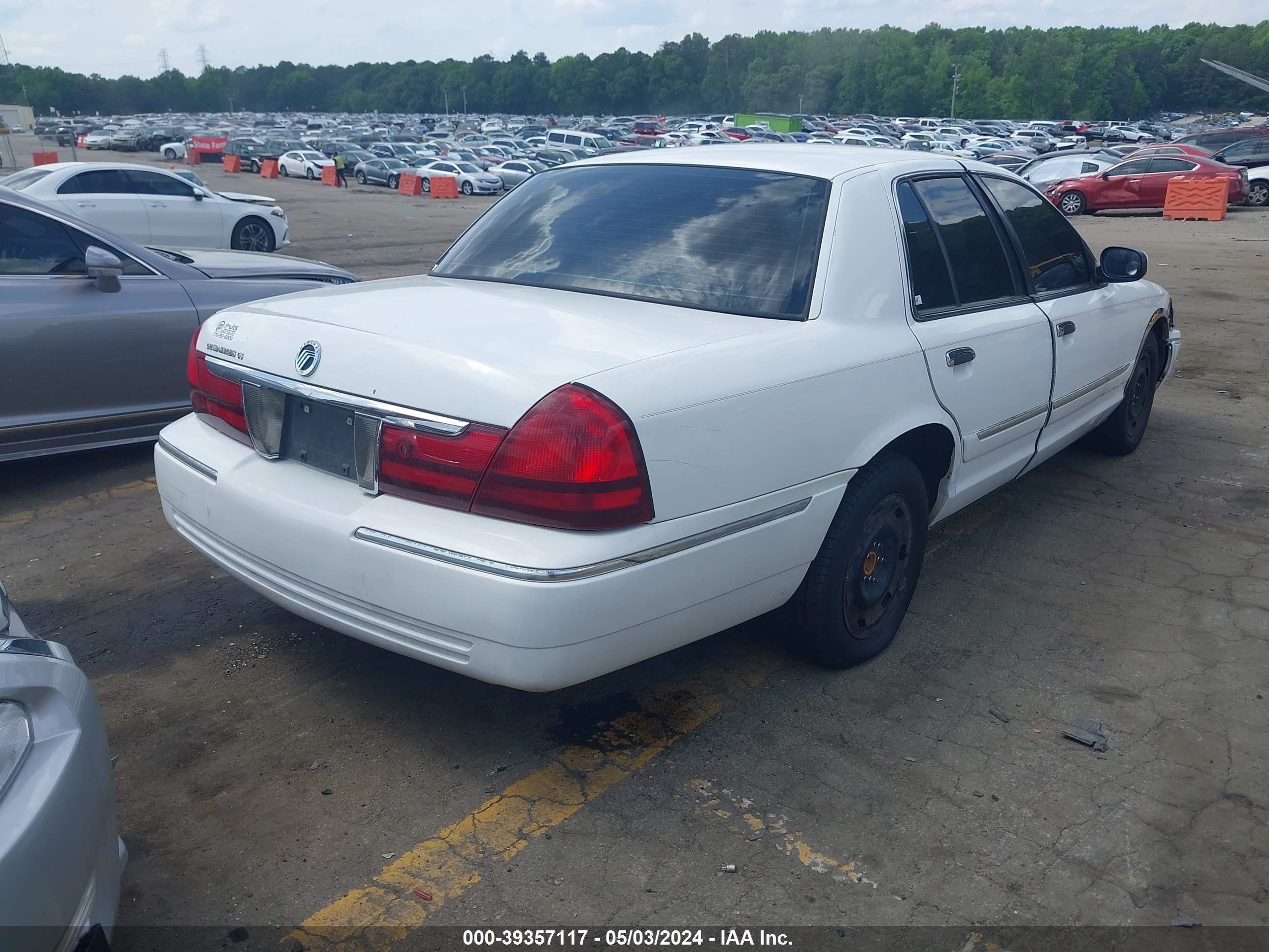 Photo 3 VIN: 2MEFM74W83X635672 - MERCURY GRAND MARQUIS 