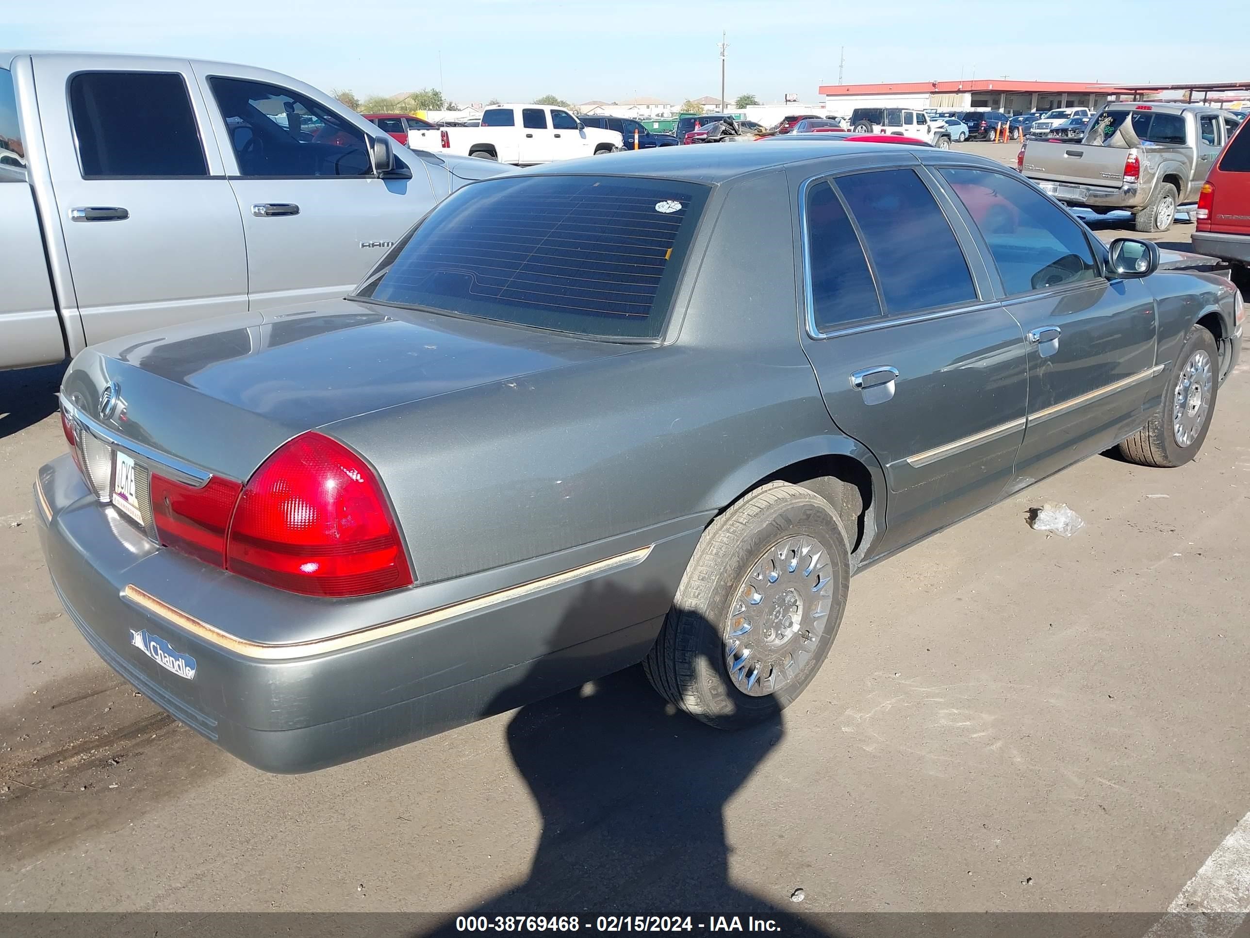 Photo 3 VIN: 2MEFM74W84X618355 - MERCURY GRAND MARQUIS 