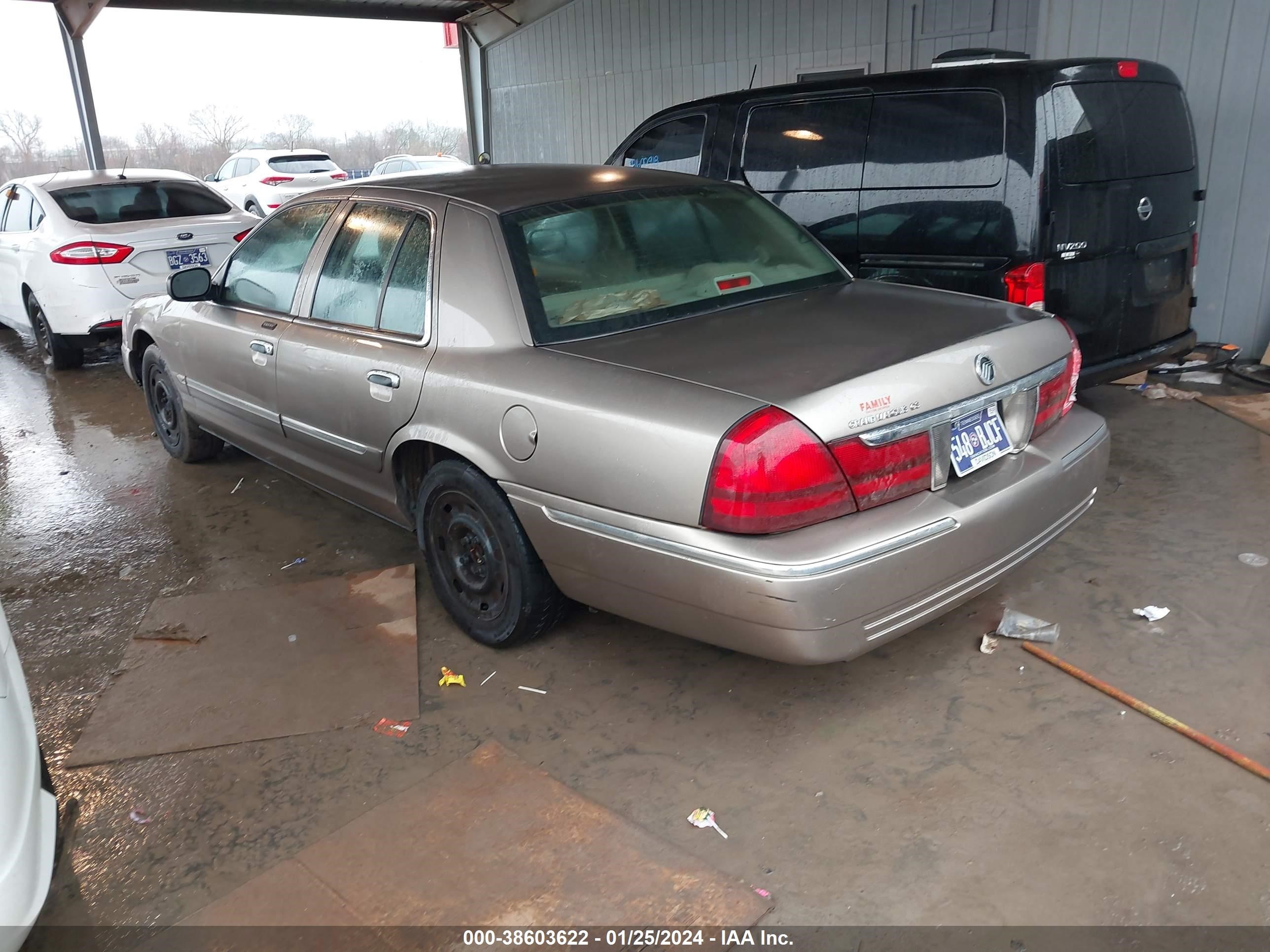 Photo 2 VIN: 2MEFM74W84X633955 - MERCURY GRAND MARQUIS 