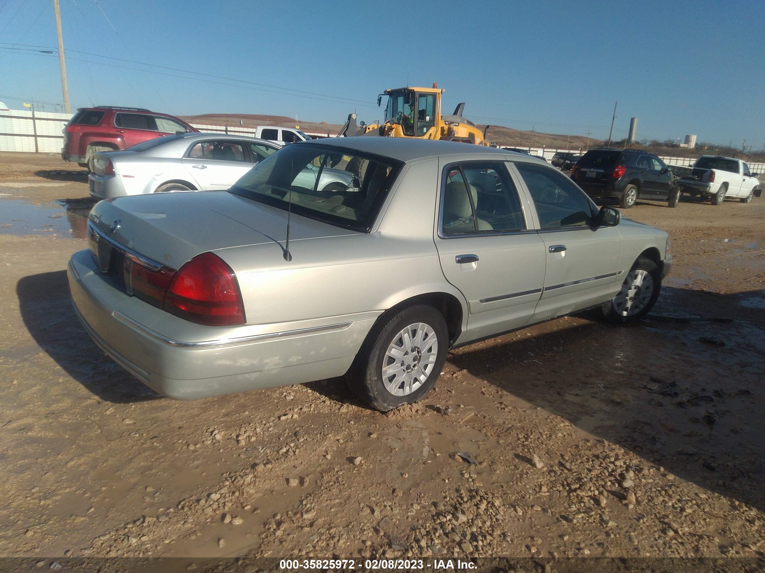 Photo 3 VIN: 2MEFM74W85X601220 - MERCURY GRAND MARQUIS 