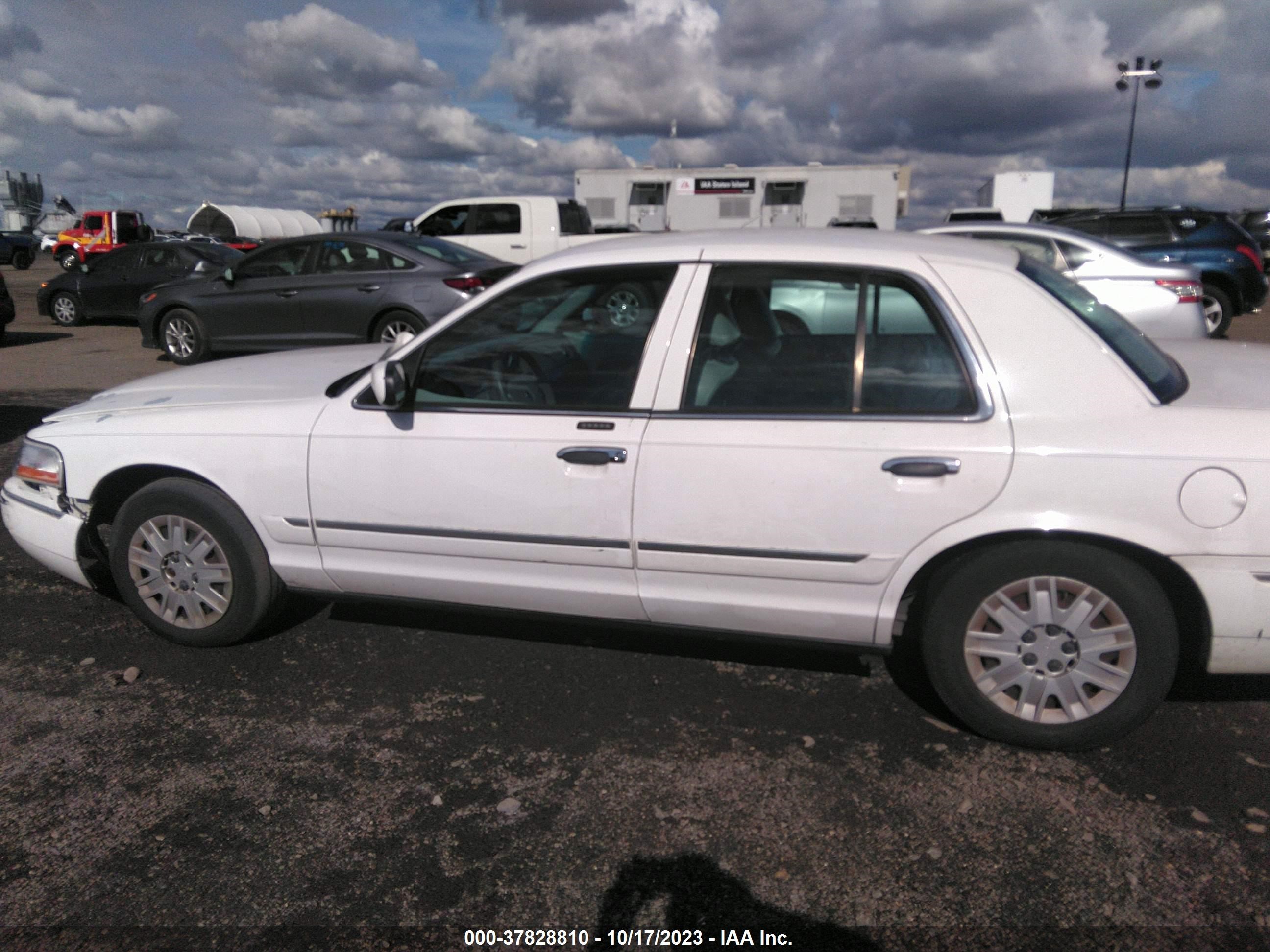 Photo 13 VIN: 2MEFM74W85X604831 - MERCURY GRAND MARQUIS 