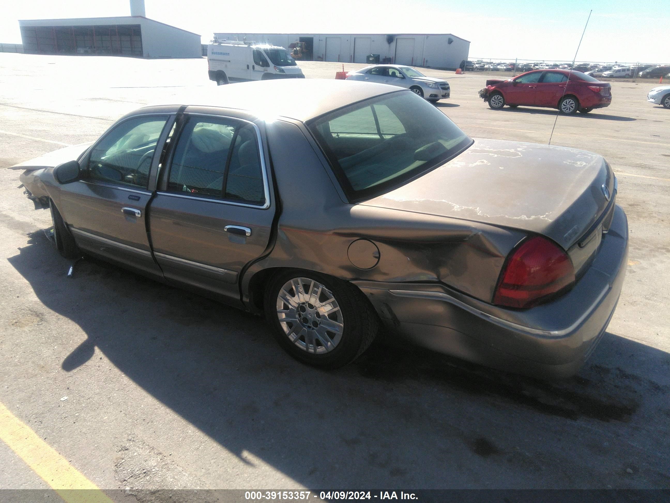 Photo 2 VIN: 2MEFM74W85X607325 - MERCURY GRAND MARQUIS 