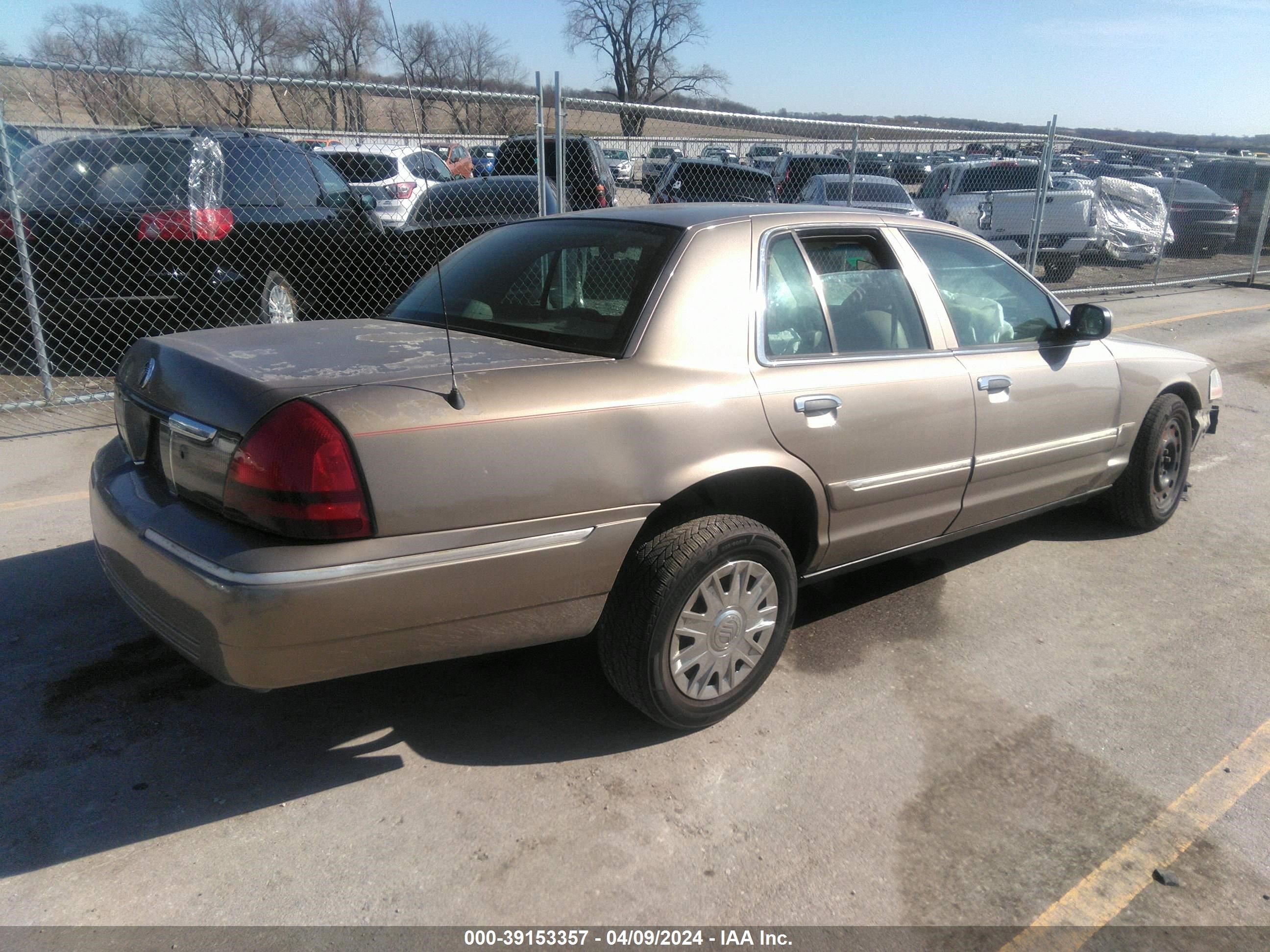 Photo 3 VIN: 2MEFM74W85X607325 - MERCURY GRAND MARQUIS 