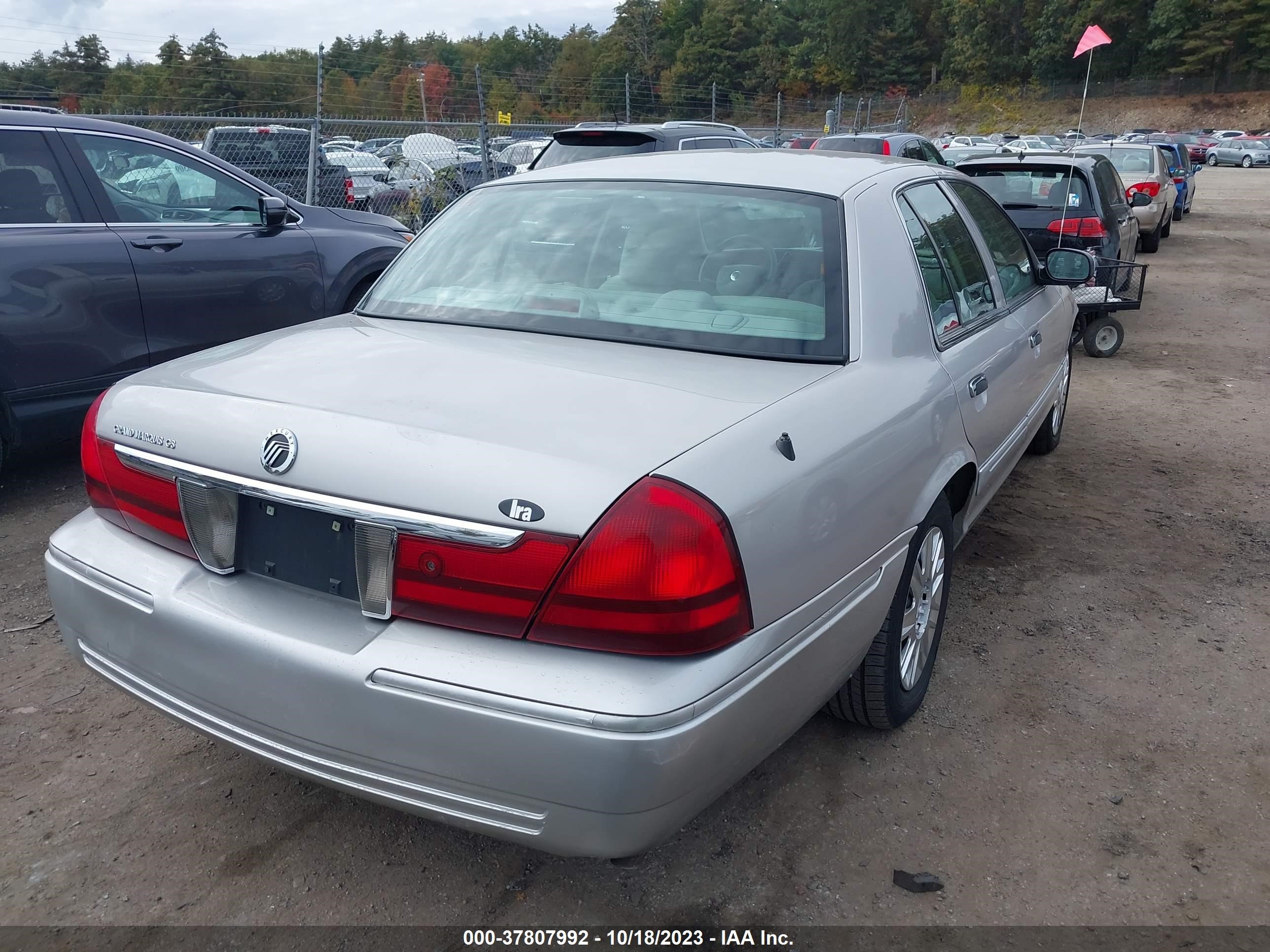 Photo 3 VIN: 2MEFM74W85X624478 - MERCURY GRAND MARQUIS 