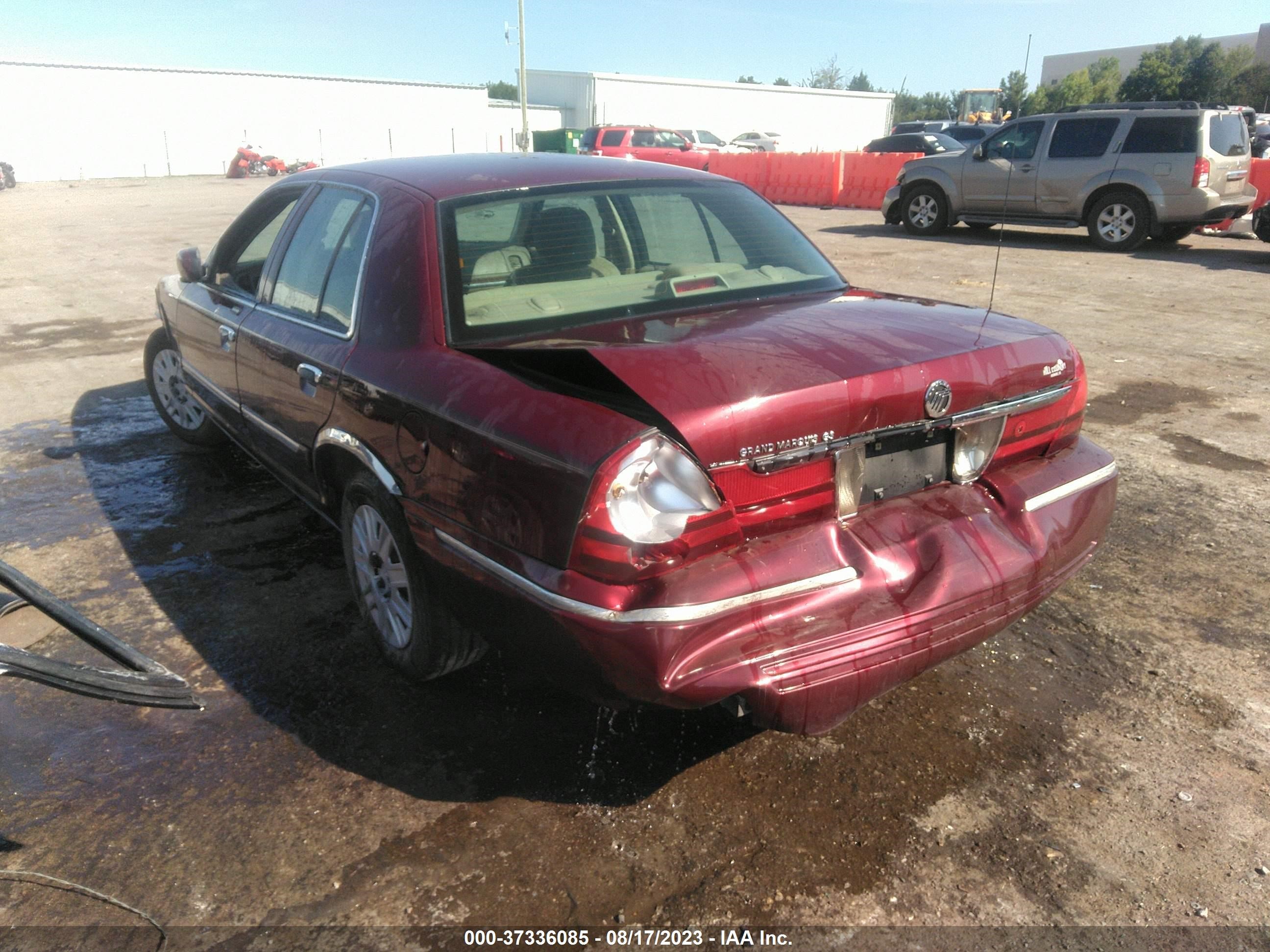 Photo 2 VIN: 2MEFM74W85X627168 - MERCURY GRAND MARQUIS 