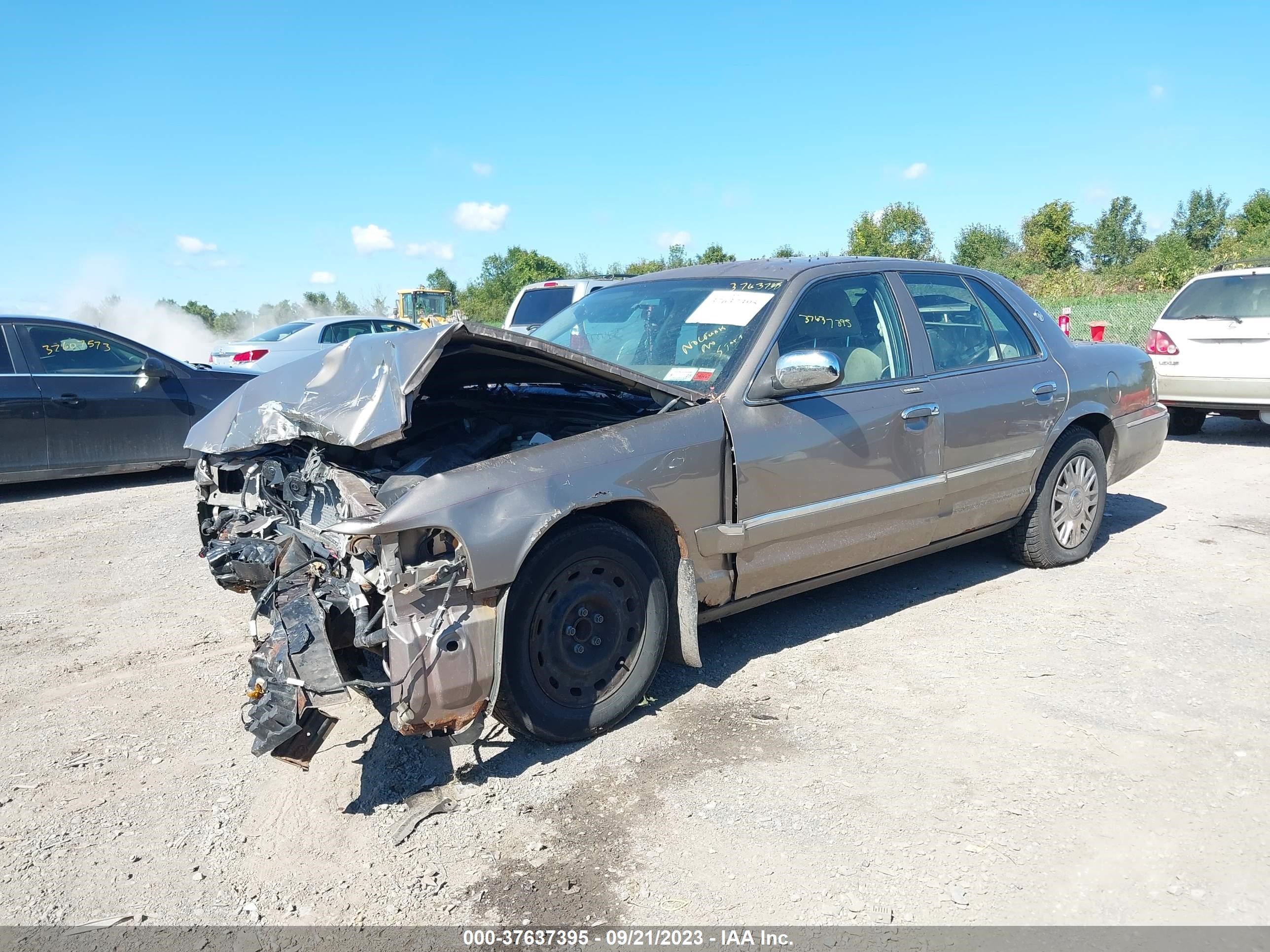 Photo 1 VIN: 2MEFM74W85X657612 - MERCURY GRAND MARQUIS 