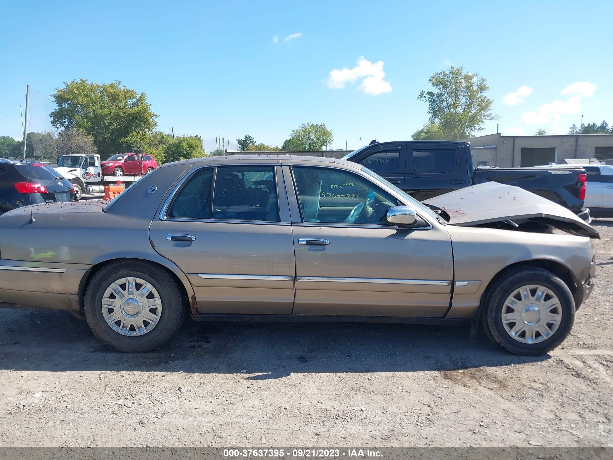 Photo 12 VIN: 2MEFM74W85X657612 - MERCURY GRAND MARQUIS 