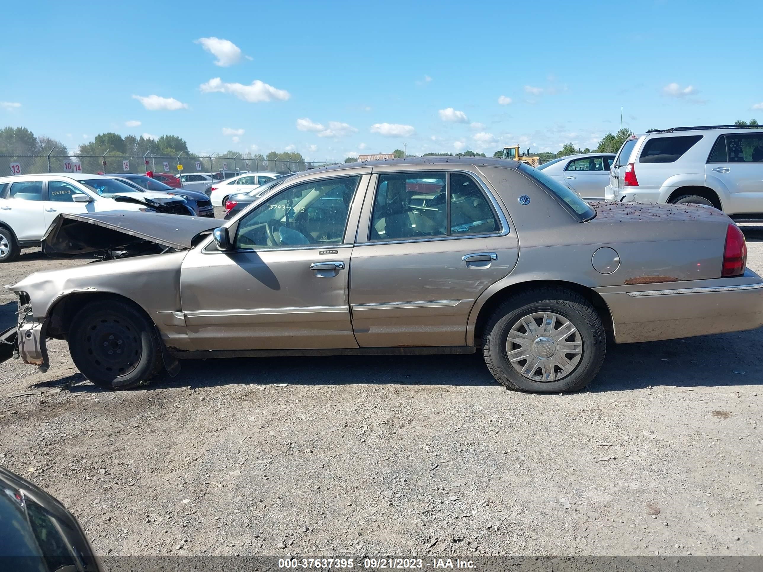 Photo 13 VIN: 2MEFM74W85X657612 - MERCURY GRAND MARQUIS 