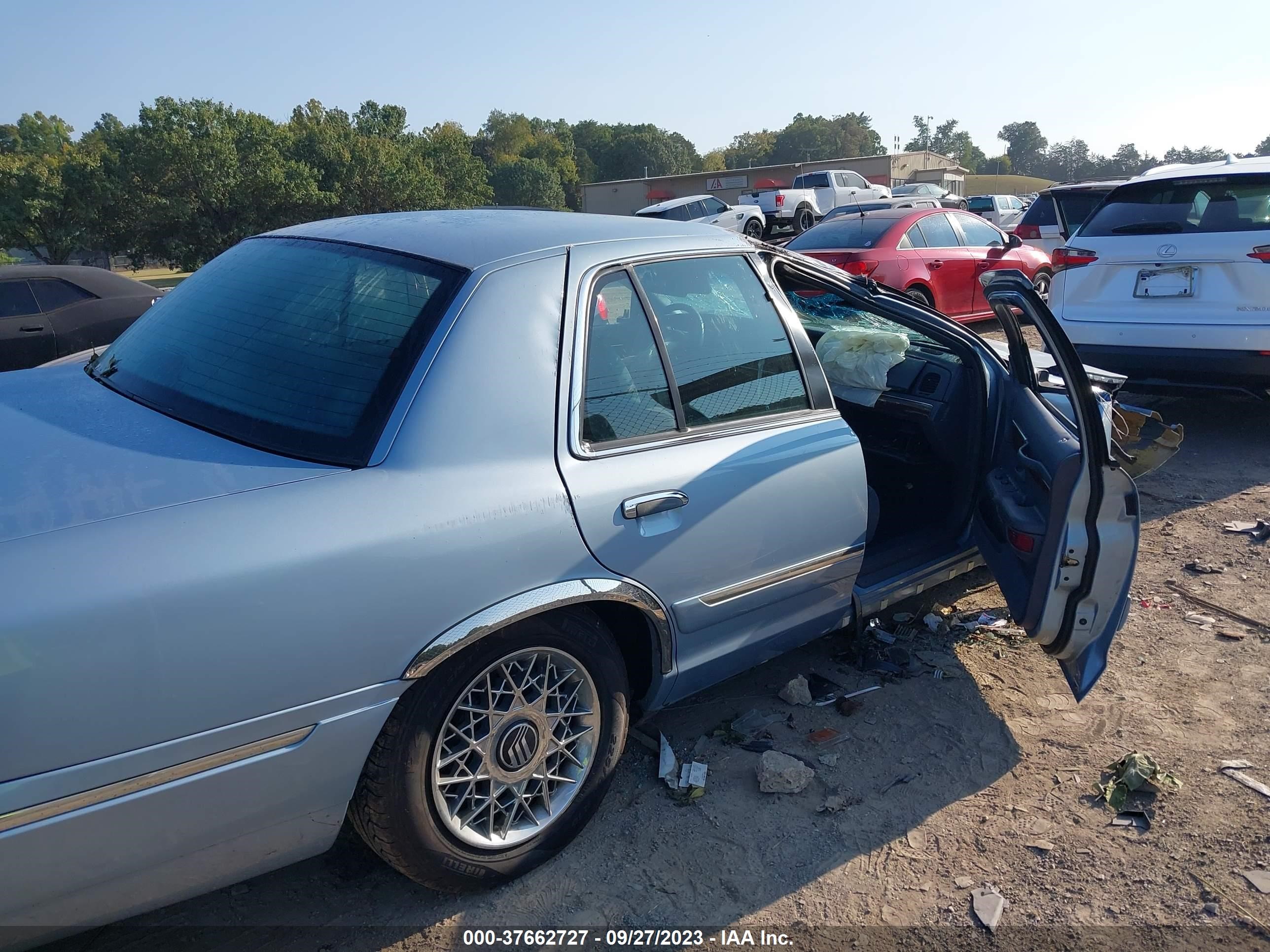 Photo 12 VIN: 2MEFM74W8XX608400 - MERCURY GRAND MARQUIS 