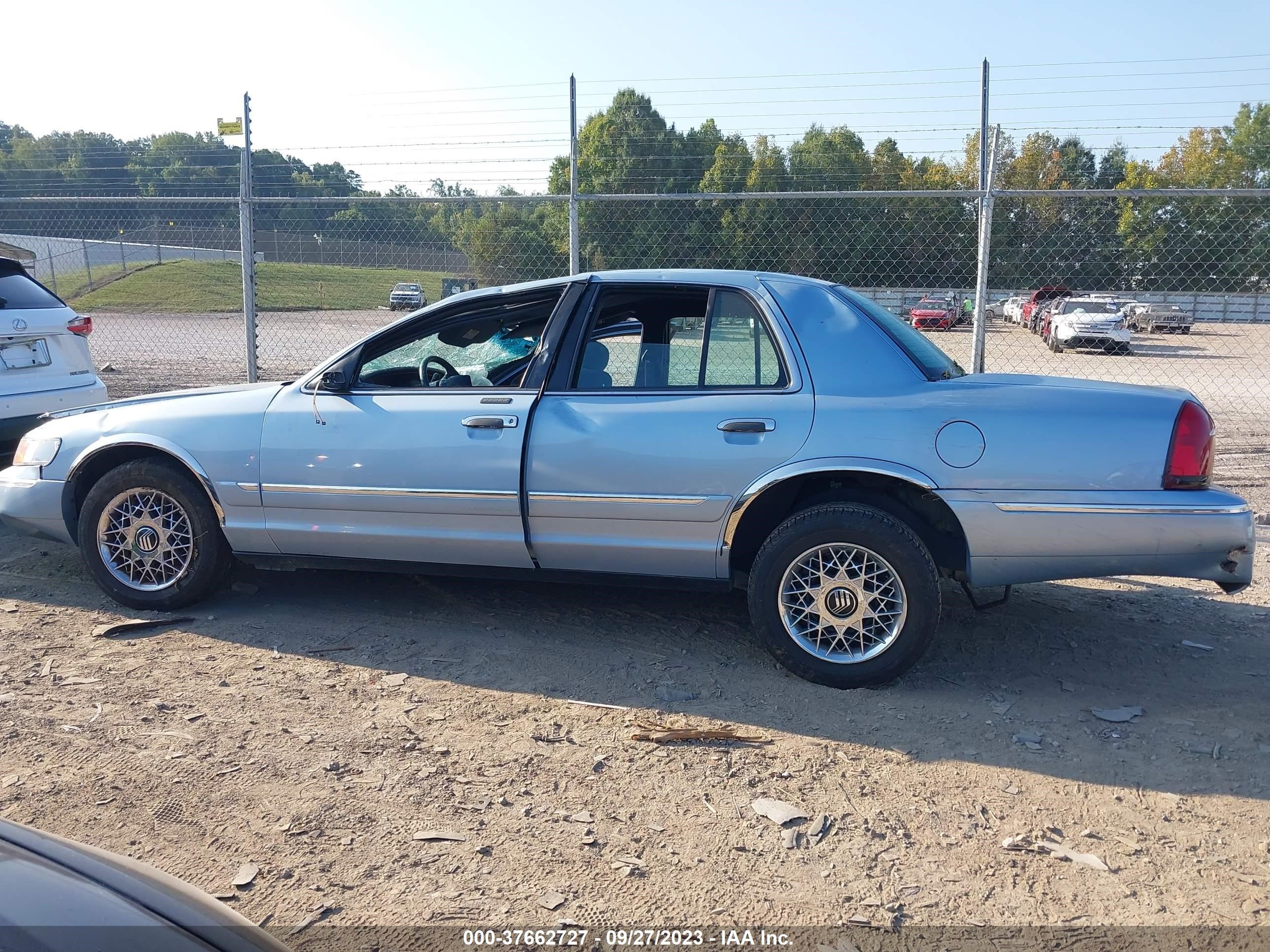 Photo 13 VIN: 2MEFM74W8XX608400 - MERCURY GRAND MARQUIS 