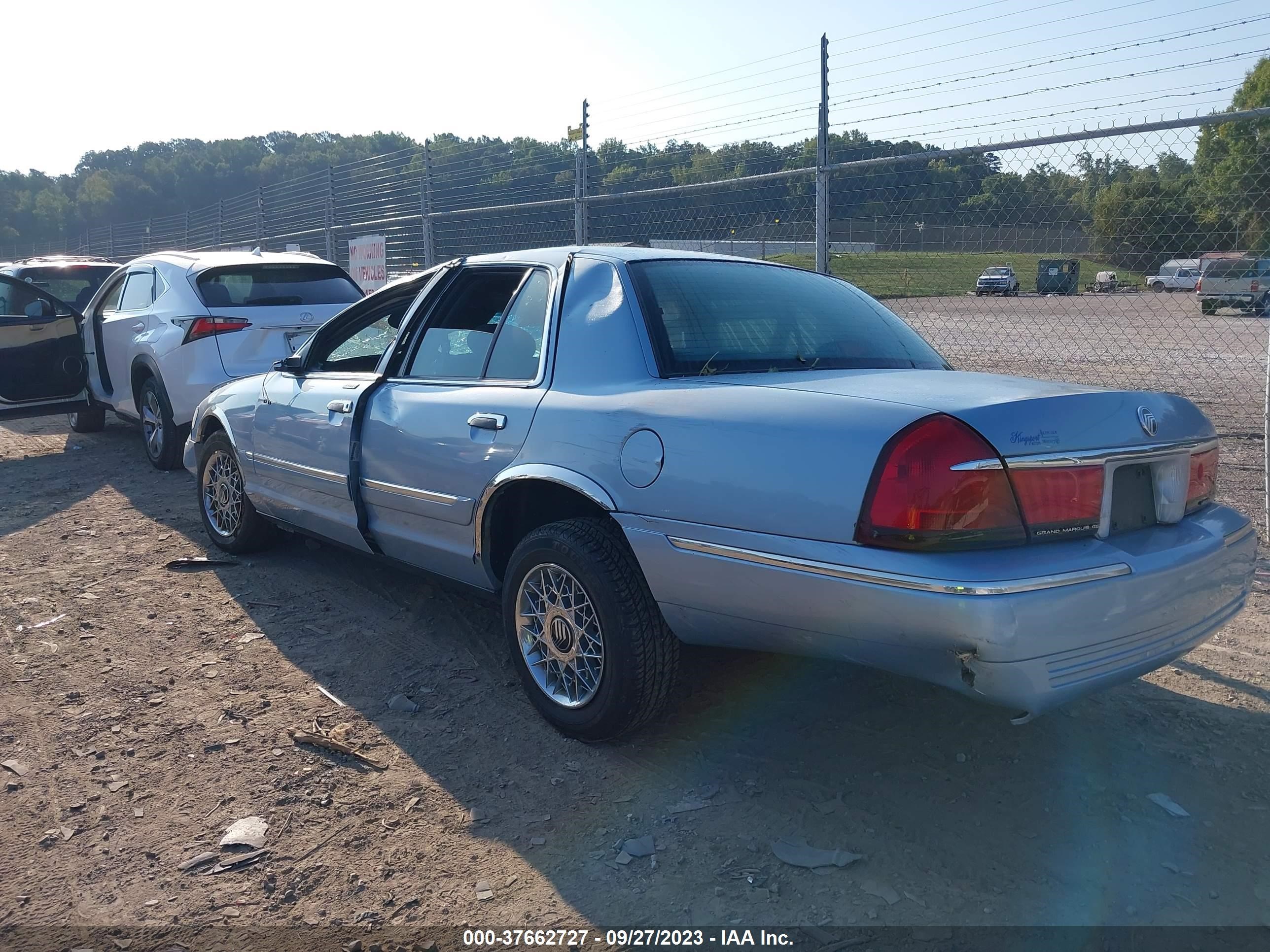 Photo 2 VIN: 2MEFM74W8XX608400 - MERCURY GRAND MARQUIS 