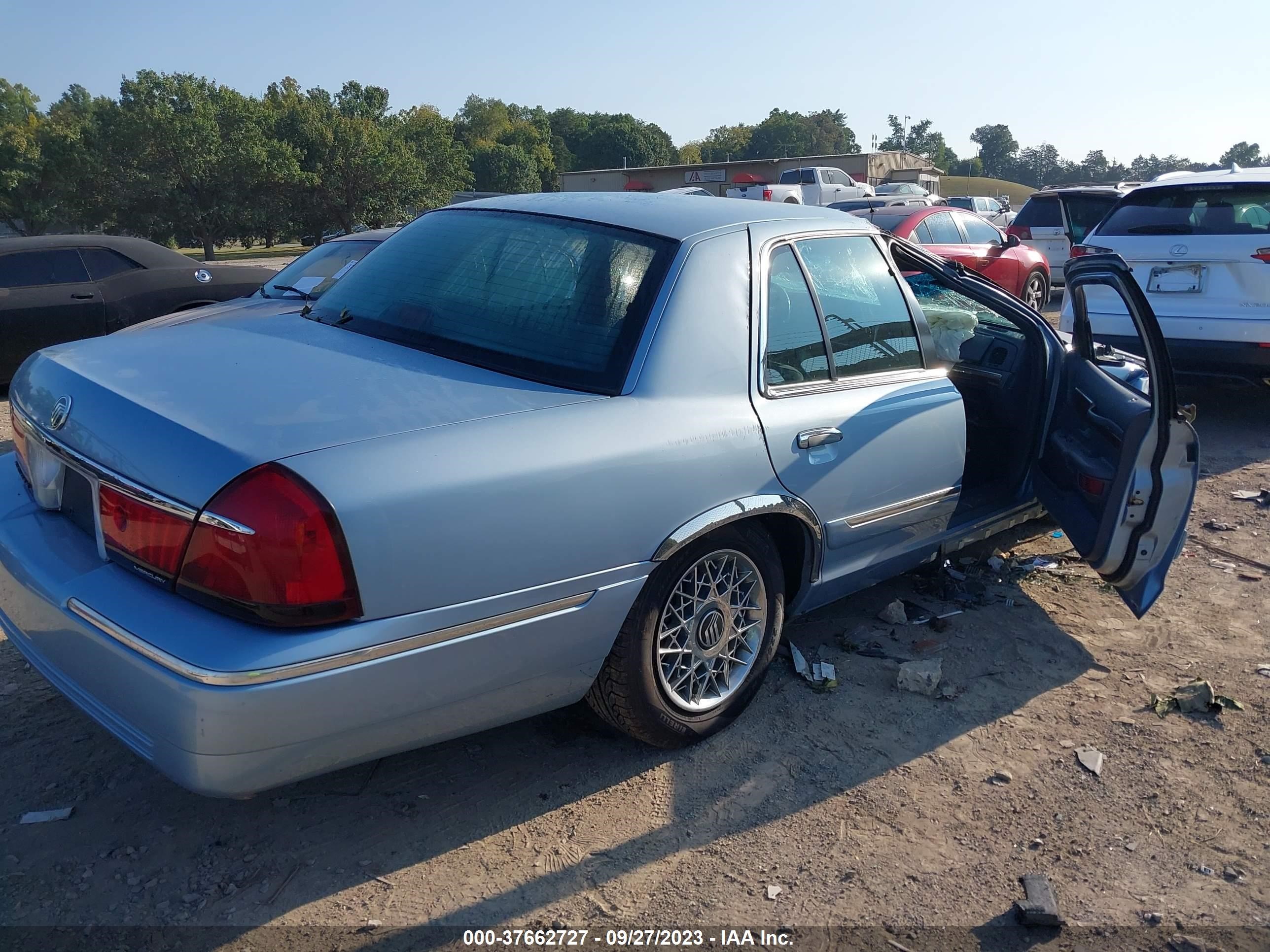 Photo 3 VIN: 2MEFM74W8XX608400 - MERCURY GRAND MARQUIS 