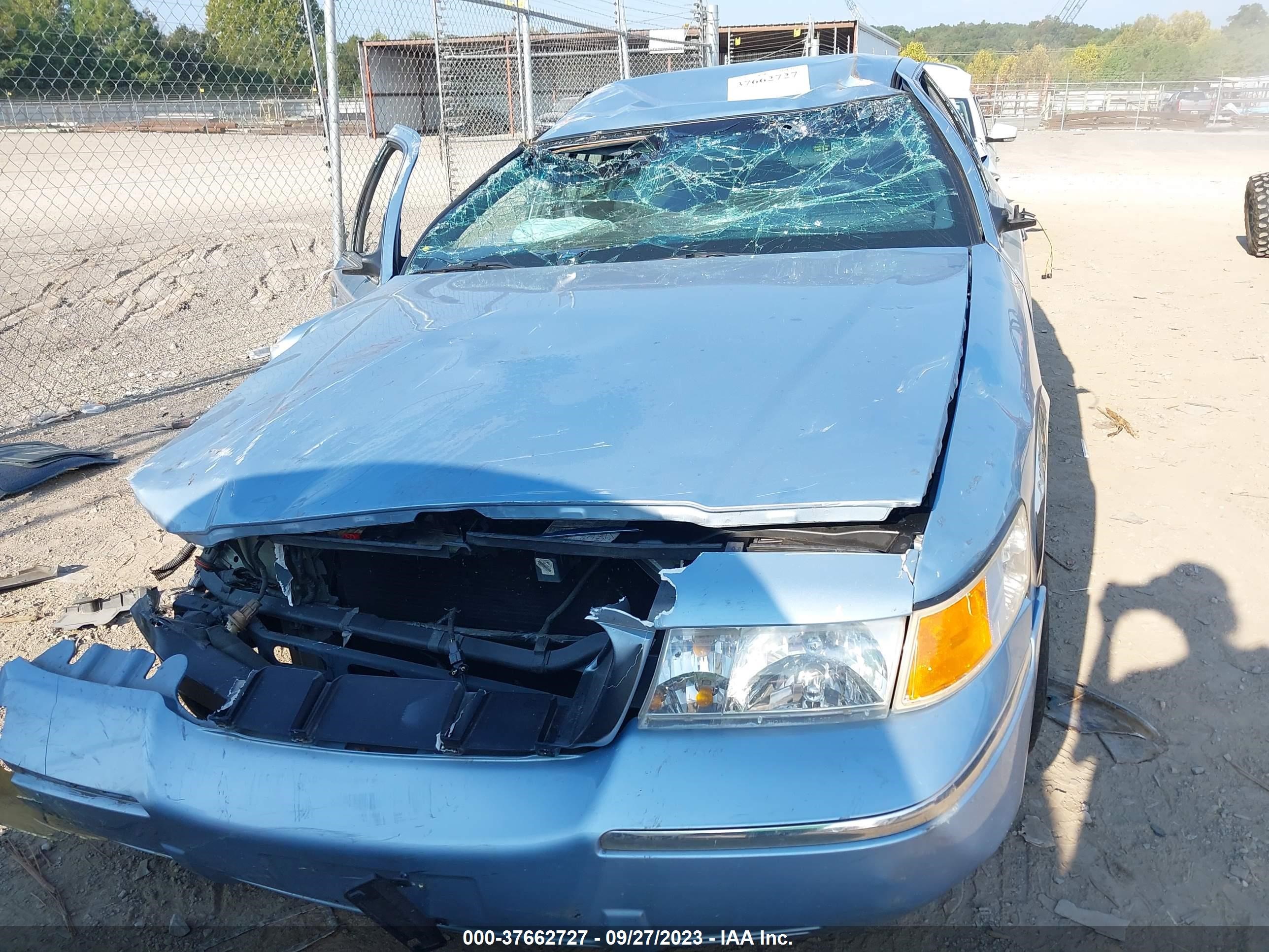 Photo 5 VIN: 2MEFM74W8XX608400 - MERCURY GRAND MARQUIS 