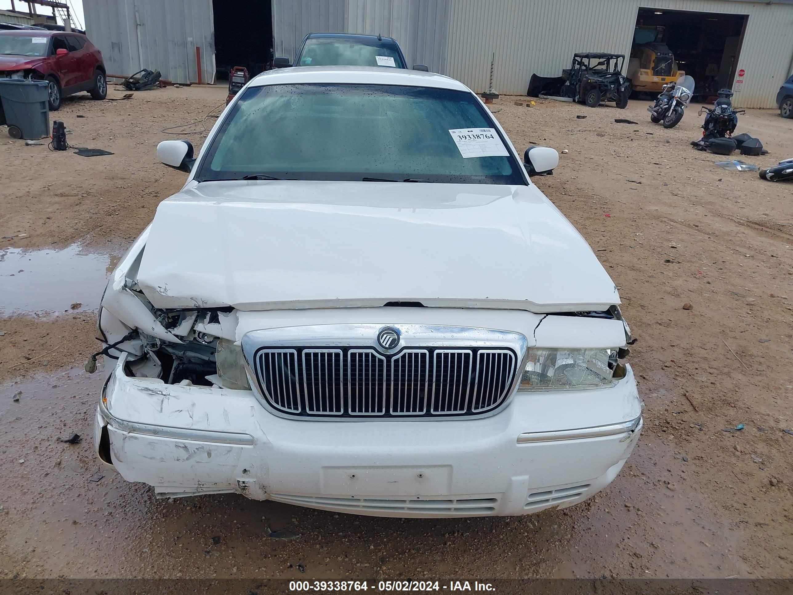 Photo 11 VIN: 2MEFM74W92X600721 - MERCURY GRAND MARQUIS 