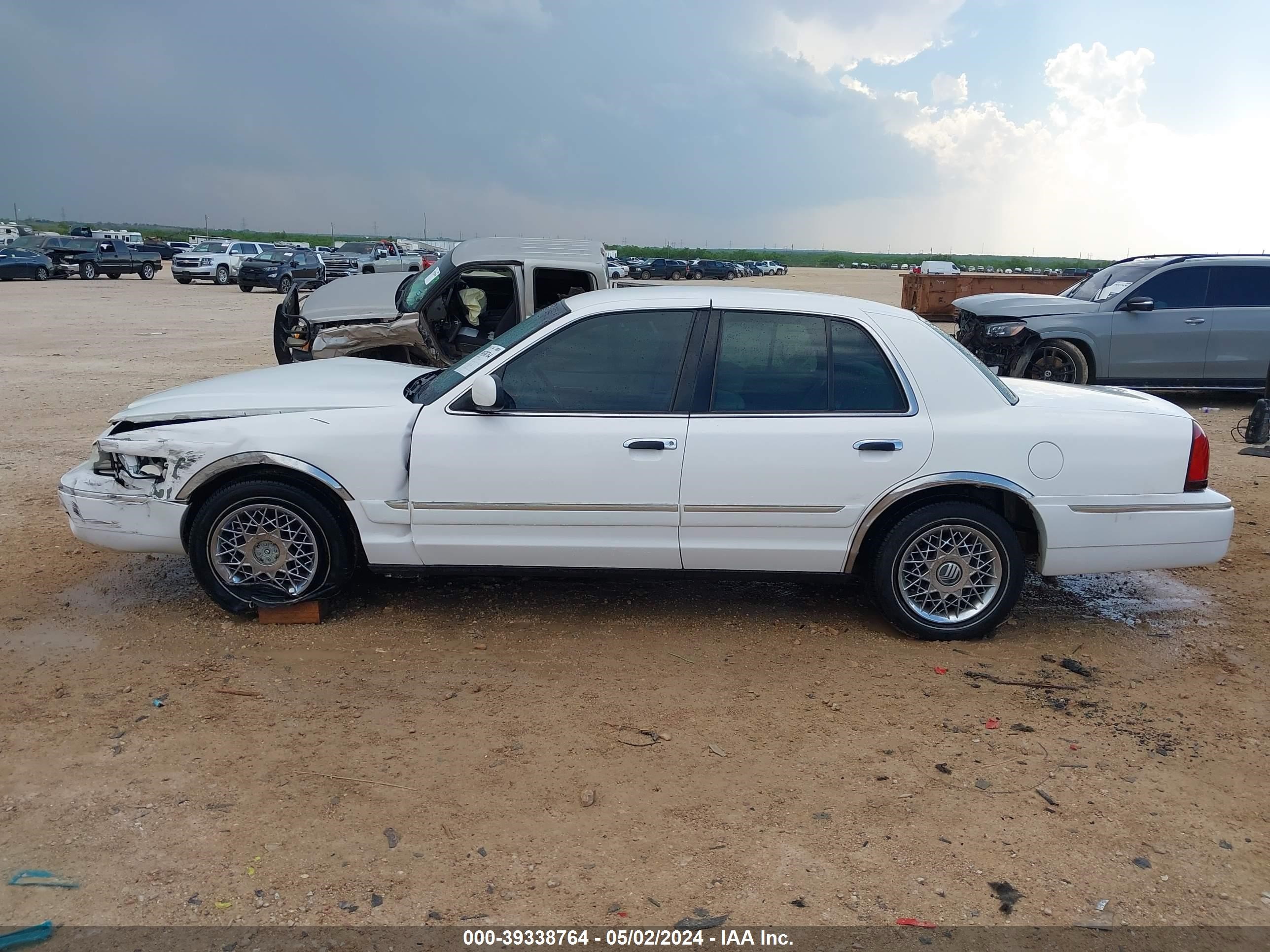 Photo 13 VIN: 2MEFM74W92X600721 - MERCURY GRAND MARQUIS 