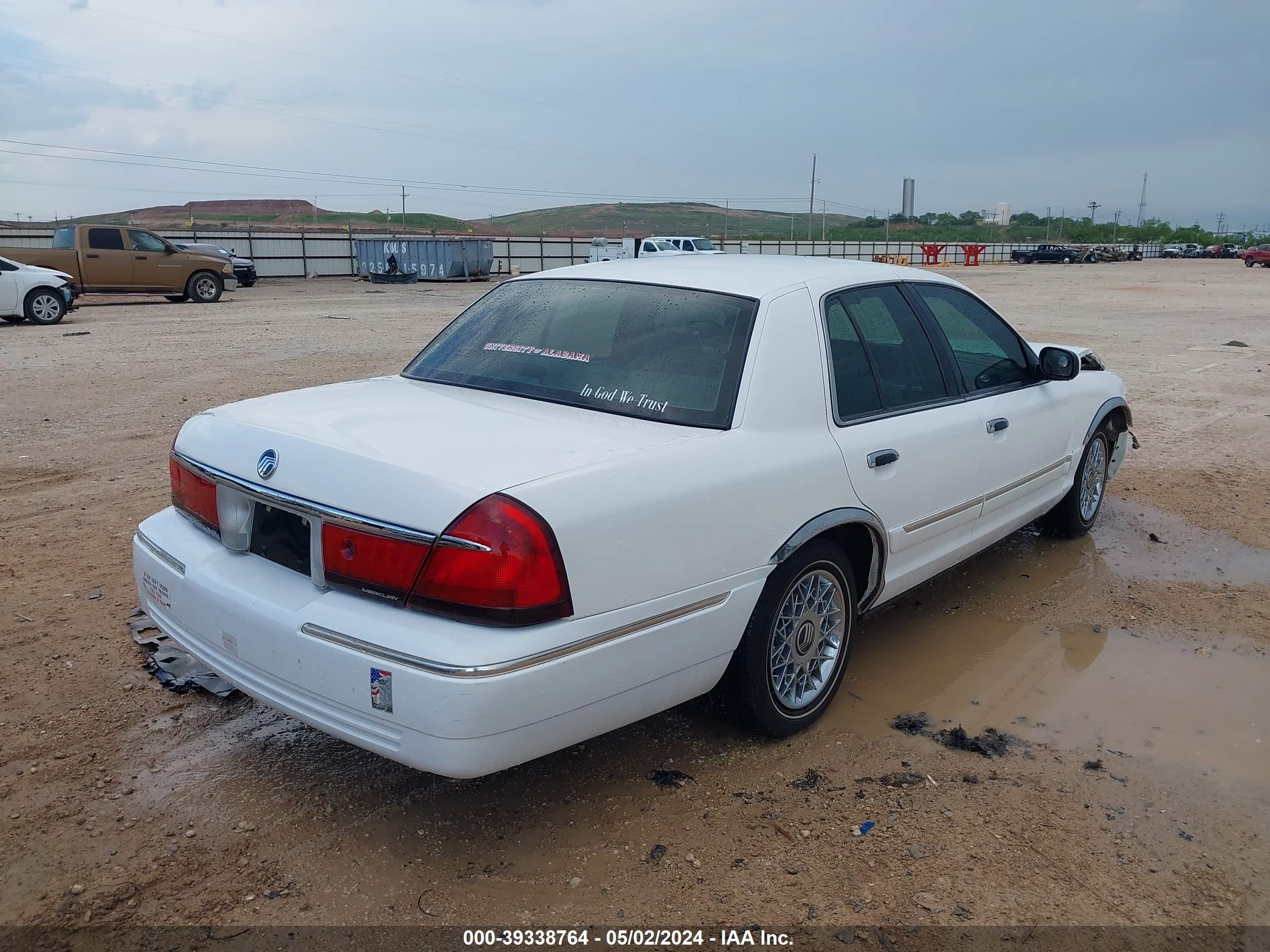 Photo 3 VIN: 2MEFM74W92X600721 - MERCURY GRAND MARQUIS 