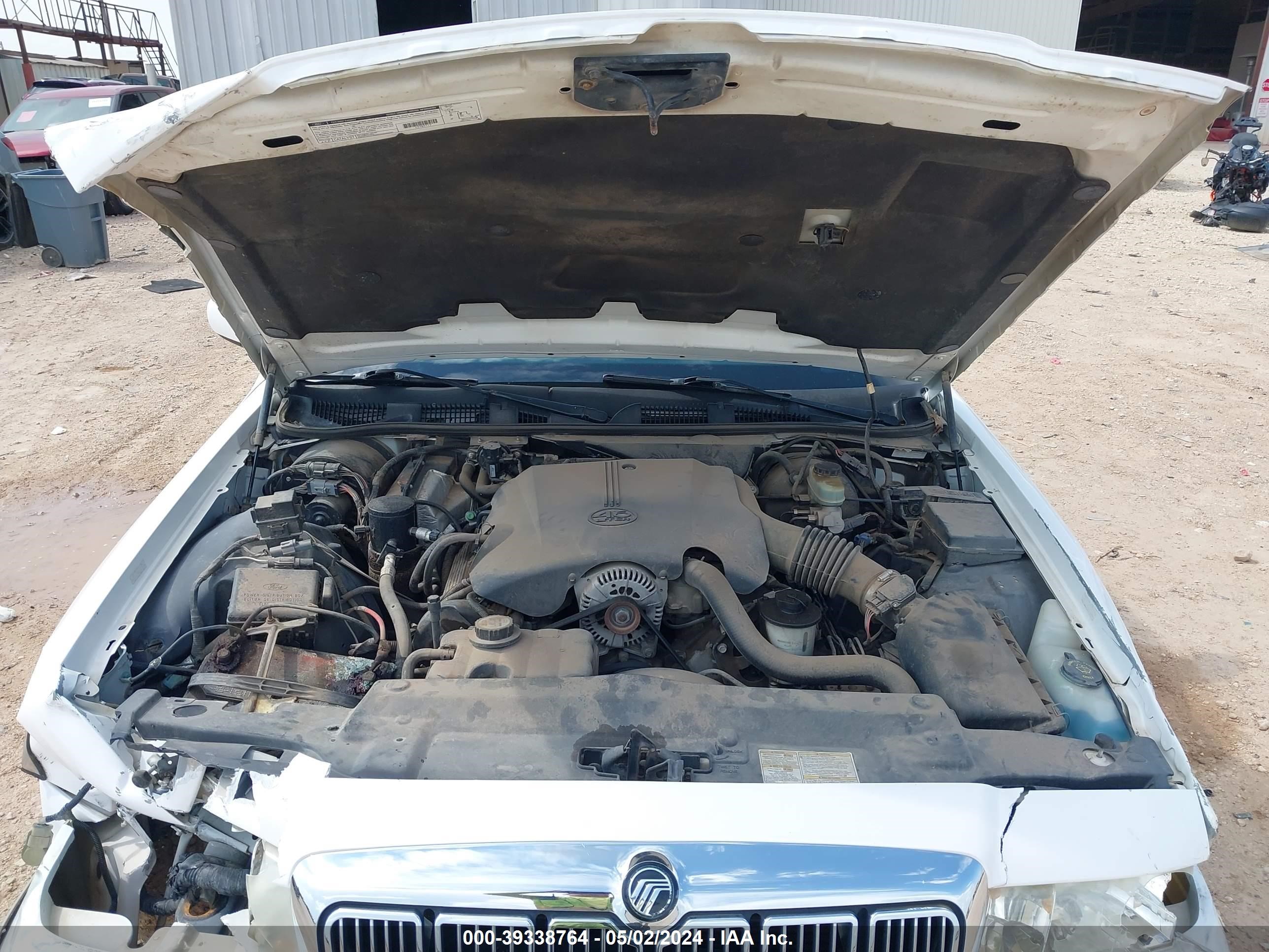 Photo 9 VIN: 2MEFM74W92X600721 - MERCURY GRAND MARQUIS 