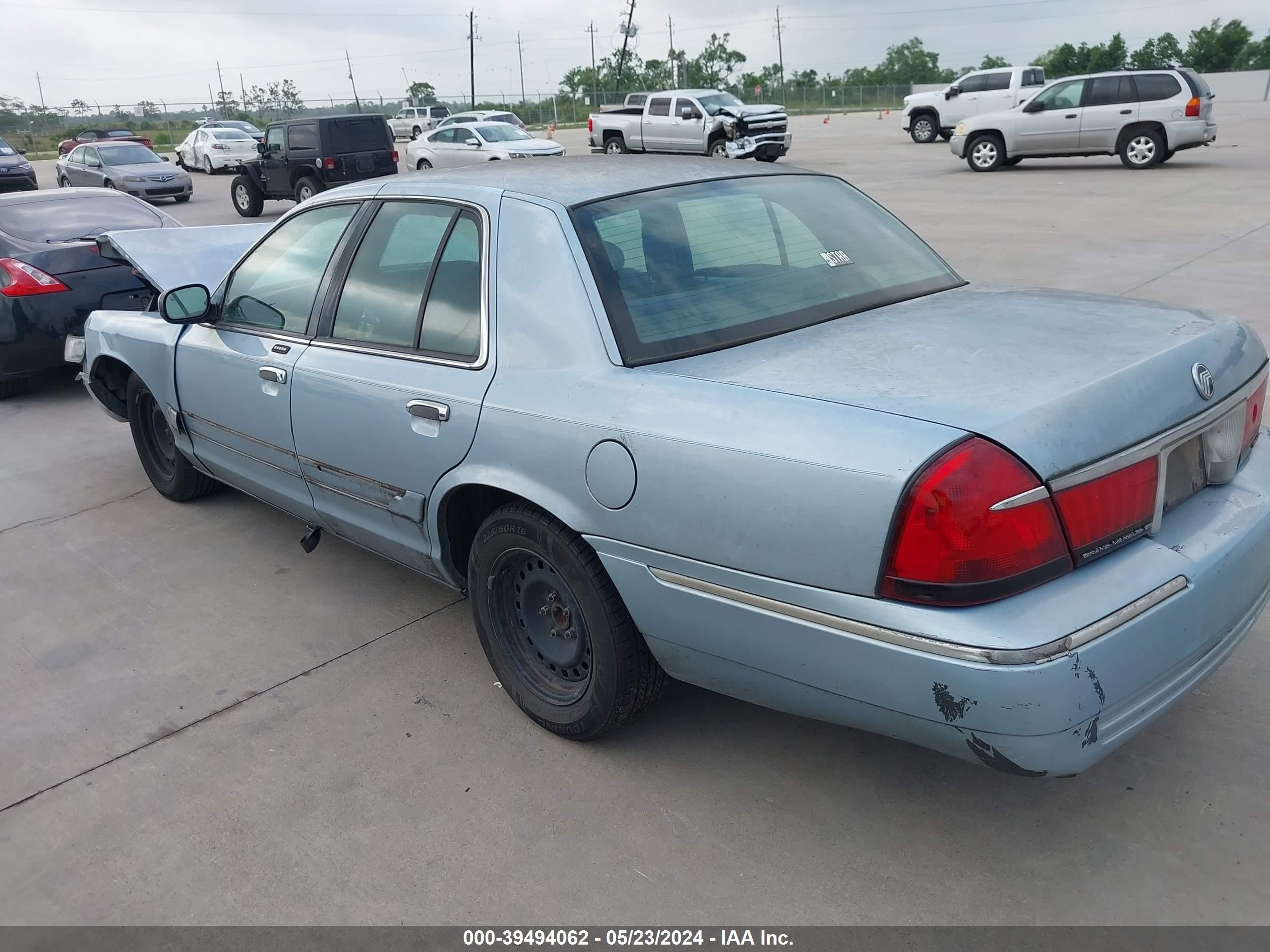 Photo 2 VIN: 2MEFM74W92X642998 - MERCURY GRAND MARQUIS 