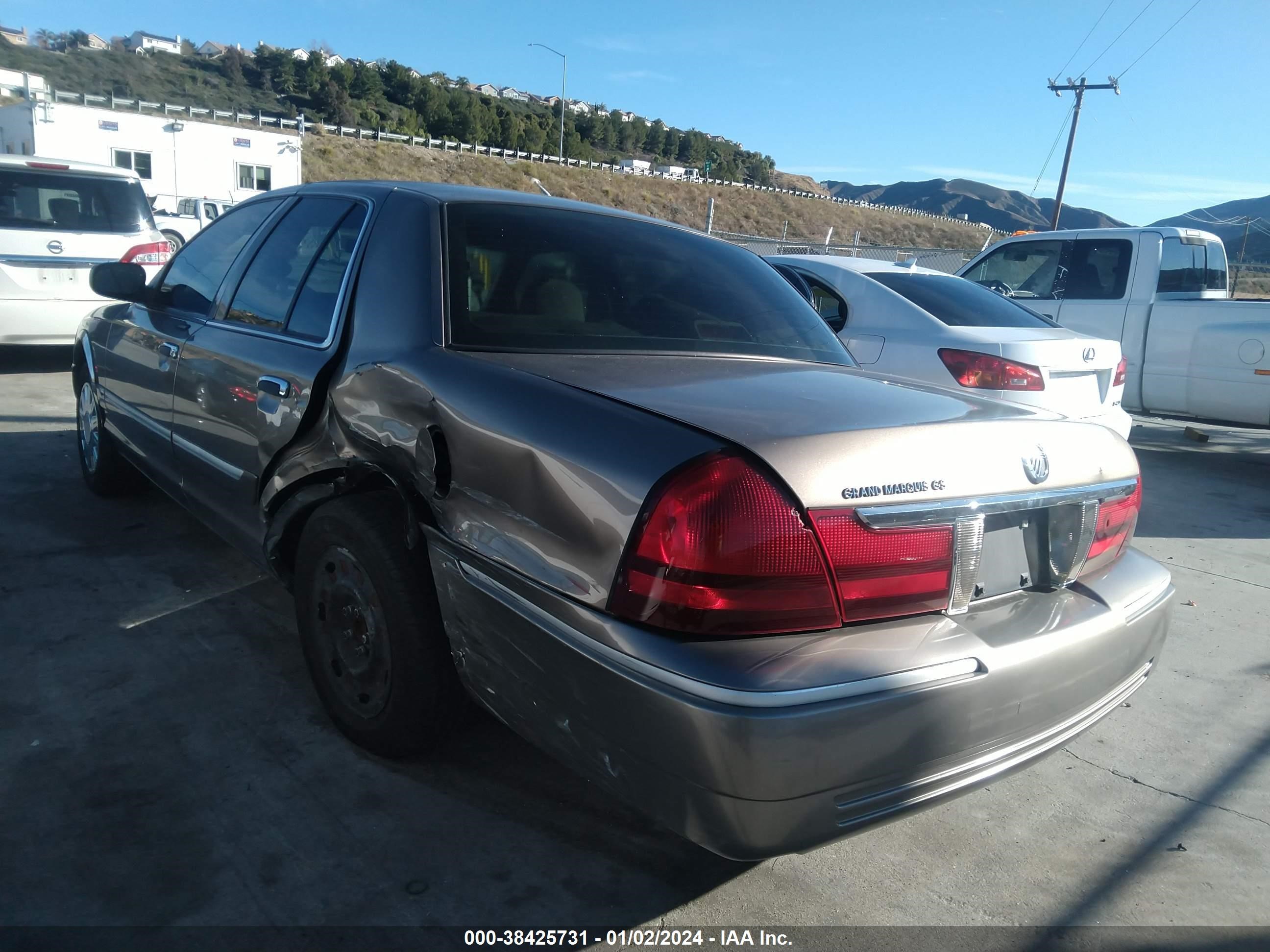 Photo 2 VIN: 2MEFM74W93X698540 - MERCURY GRAND MARQUIS 