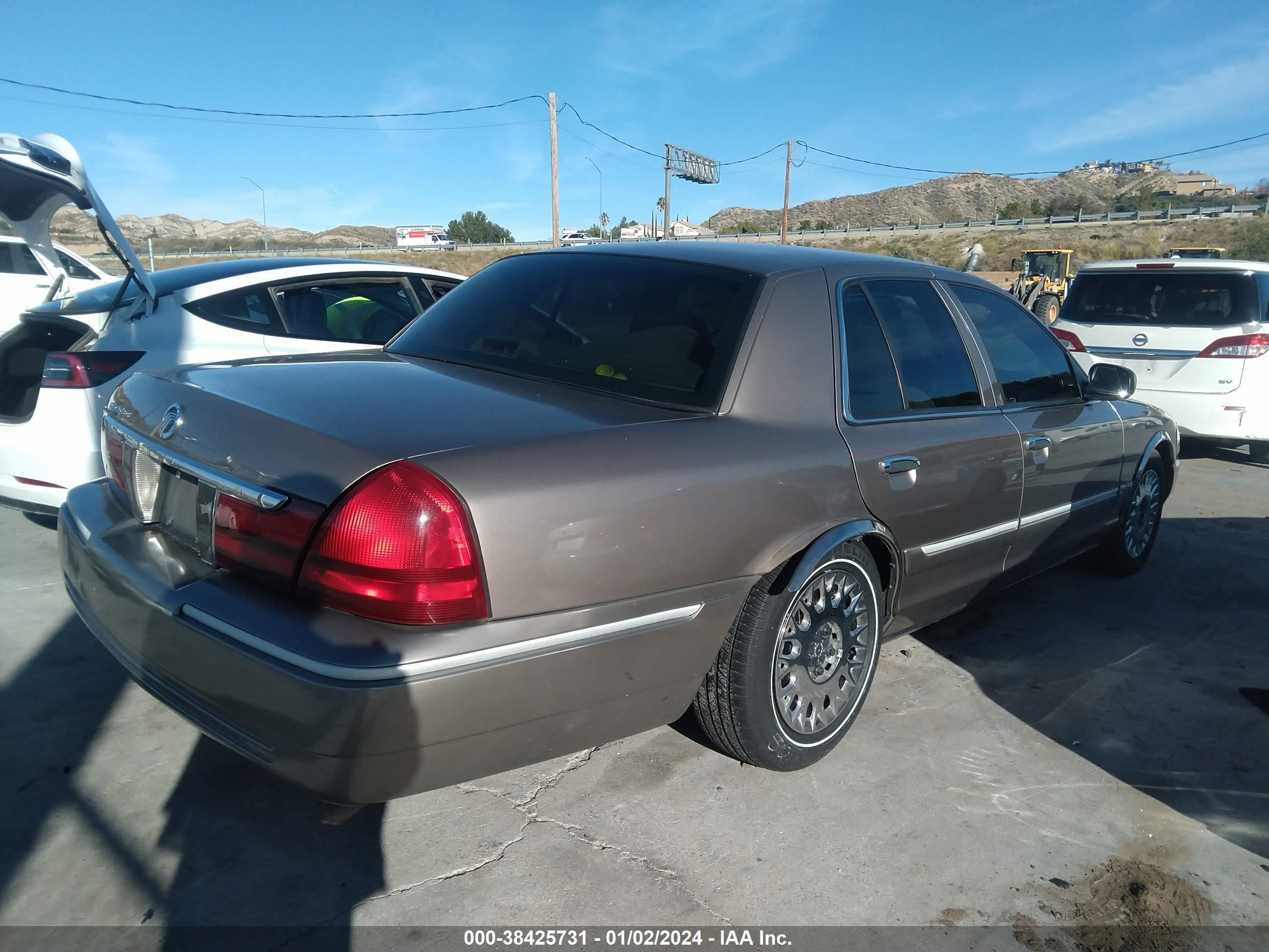 Photo 3 VIN: 2MEFM74W93X698540 - MERCURY GRAND MARQUIS 