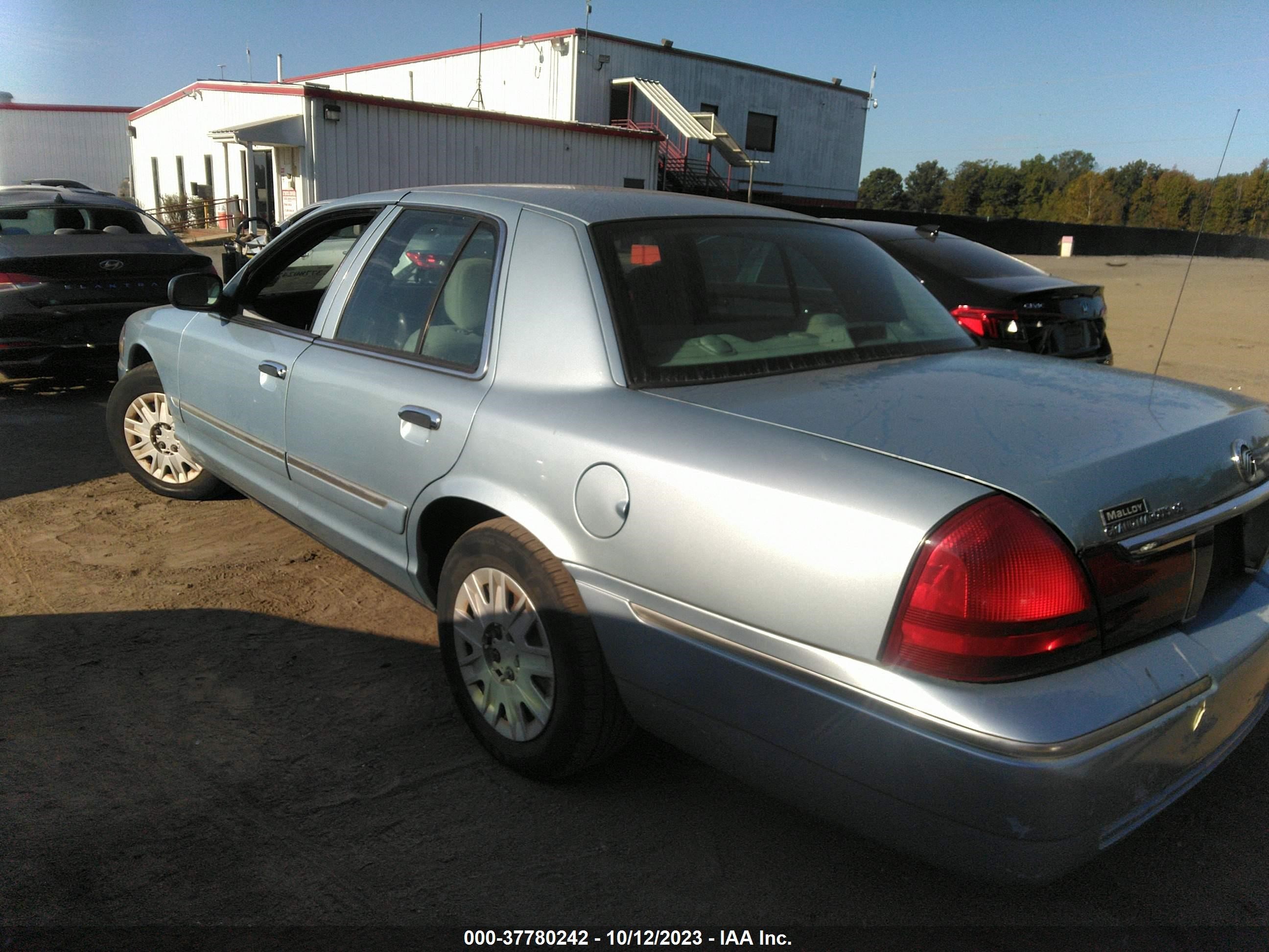 Photo 2 VIN: 2MEFM74W95X672863 - MERCURY GRAND MARQUIS 