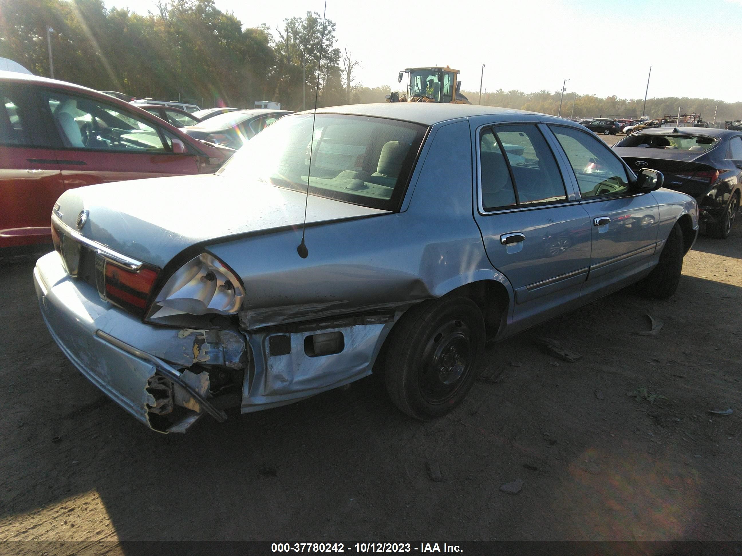 Photo 3 VIN: 2MEFM74W95X672863 - MERCURY GRAND MARQUIS 