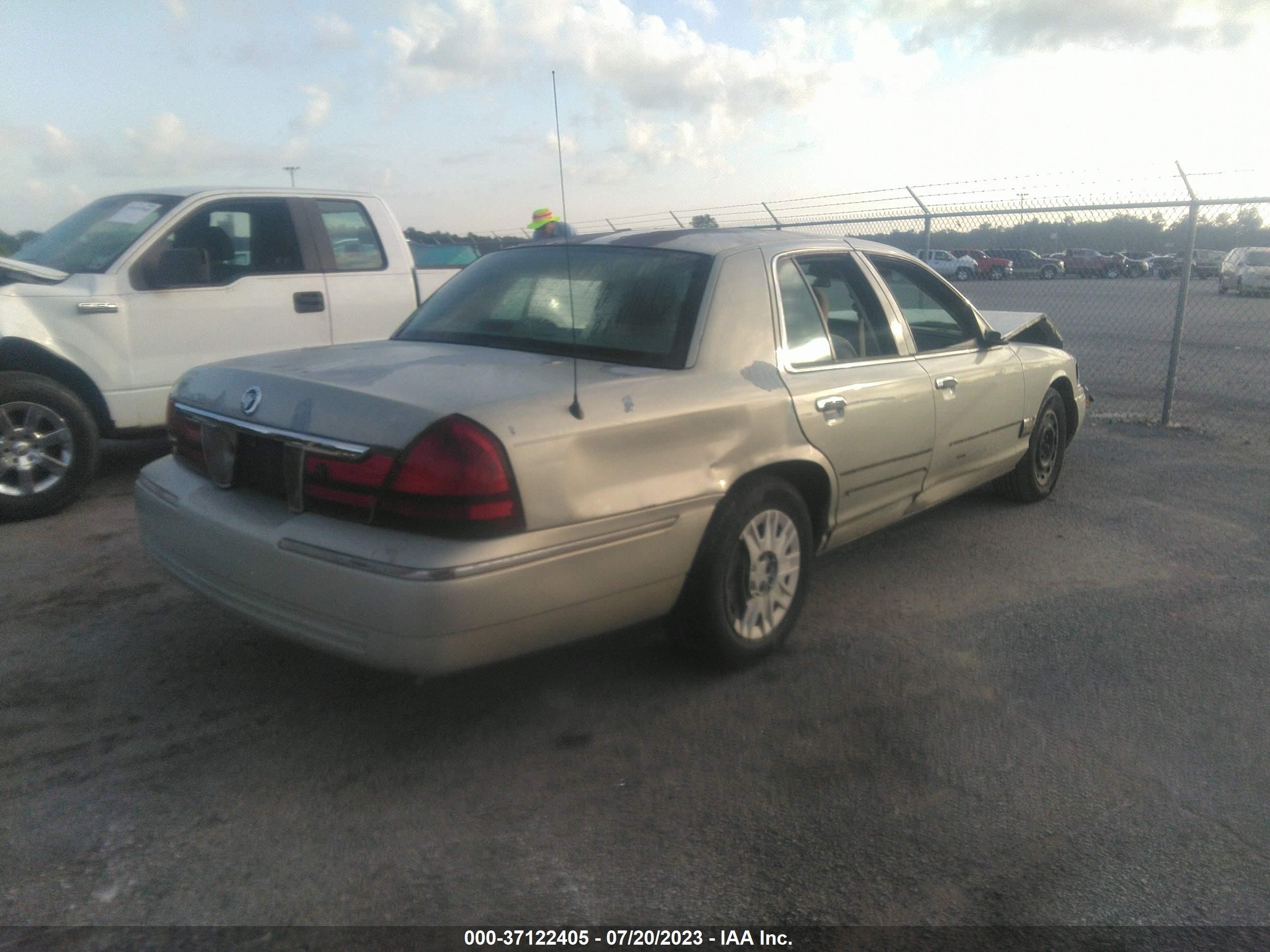 Photo 3 VIN: 2MEFM74W95X673284 - MERCURY GRAND MARQUIS 