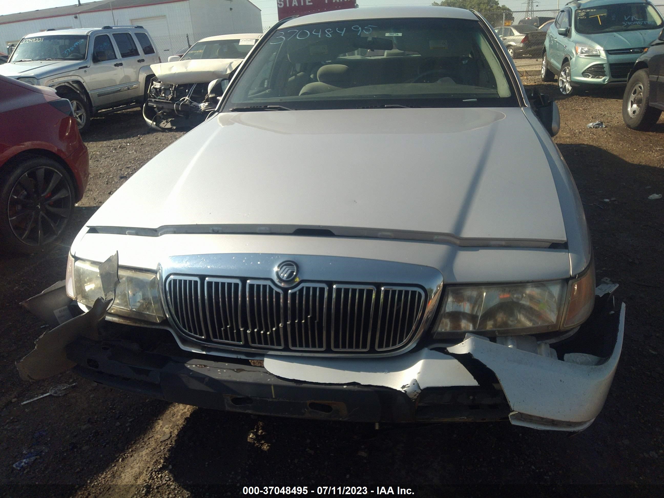 Photo 10 VIN: 2MEFM74W9XX638196 - MERCURY GRAND MARQUIS 