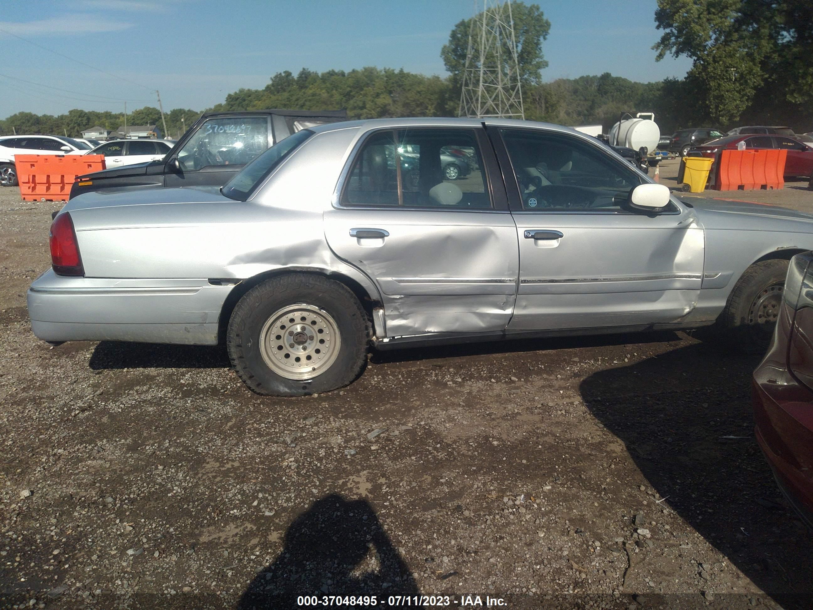 Photo 11 VIN: 2MEFM74W9XX638196 - MERCURY GRAND MARQUIS 