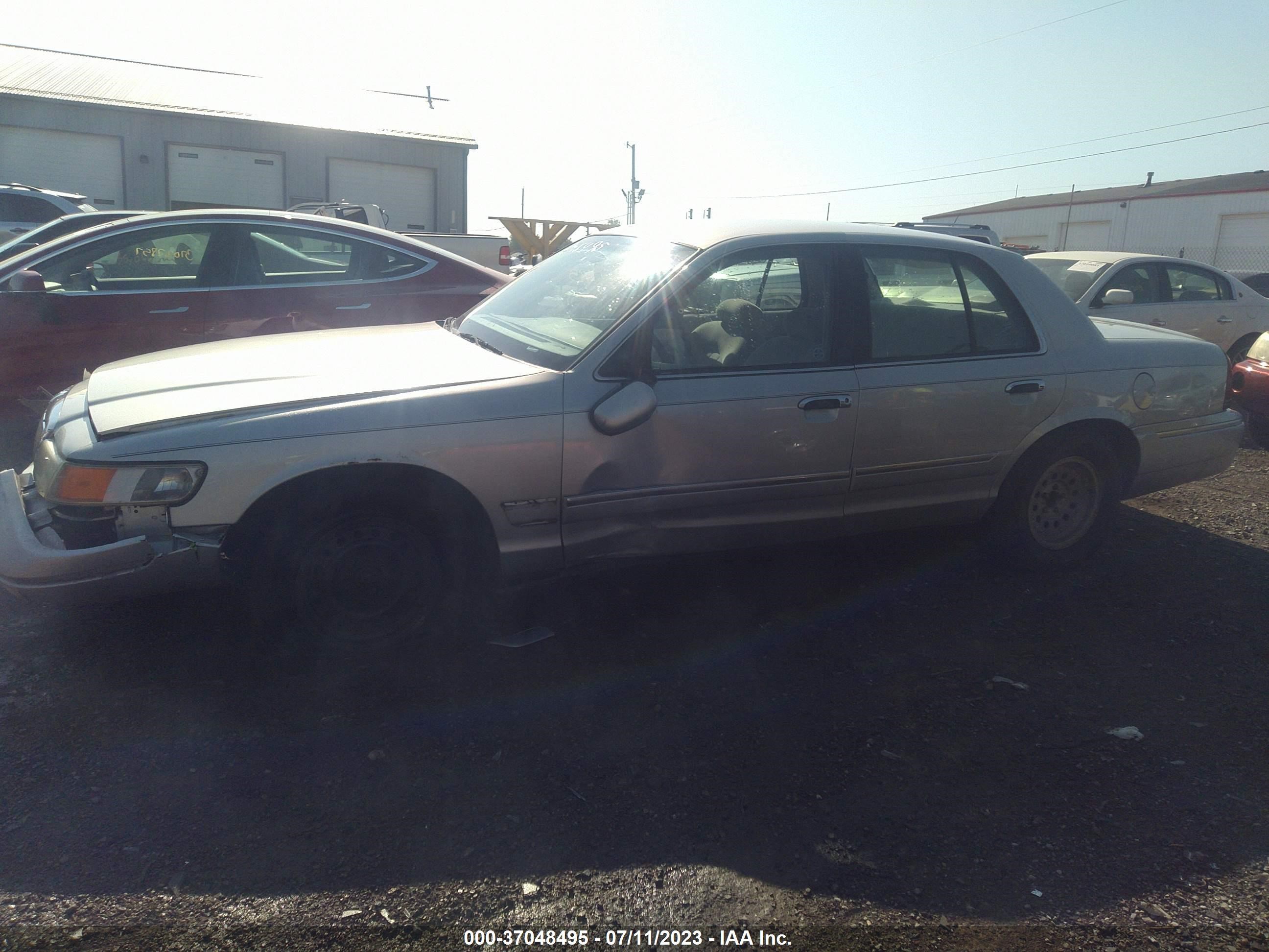 Photo 12 VIN: 2MEFM74W9XX638196 - MERCURY GRAND MARQUIS 