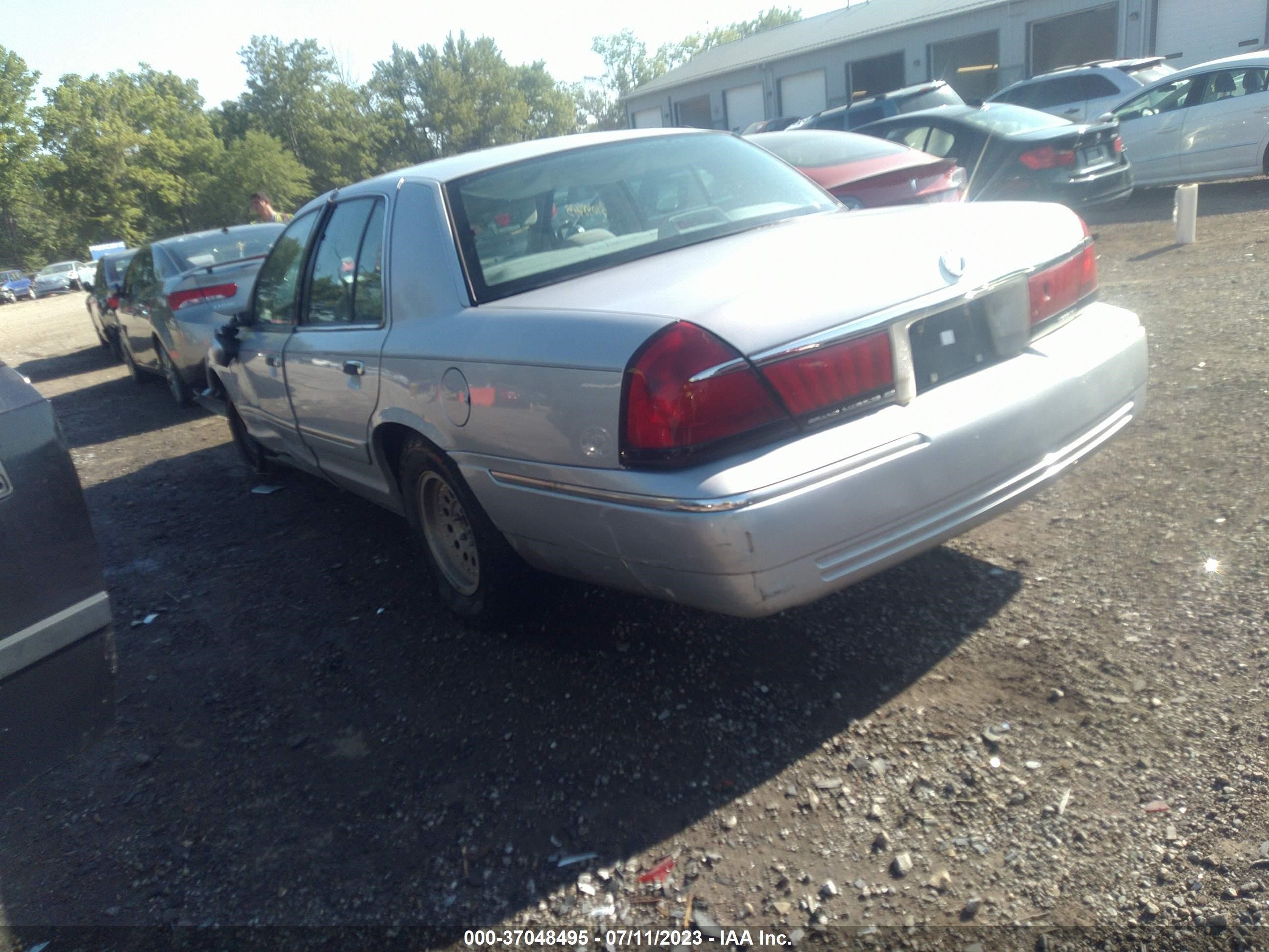 Photo 2 VIN: 2MEFM74W9XX638196 - MERCURY GRAND MARQUIS 