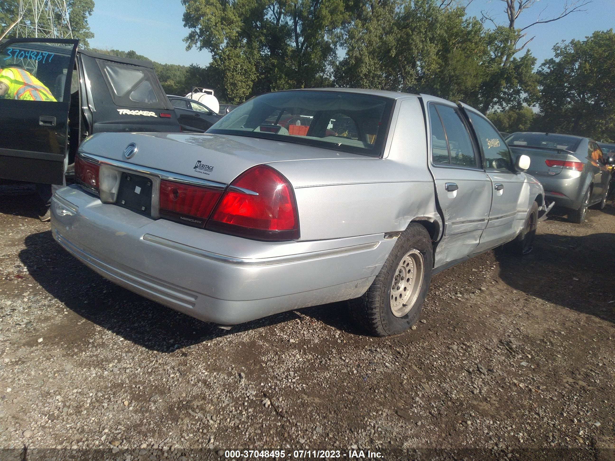 Photo 3 VIN: 2MEFM74W9XX638196 - MERCURY GRAND MARQUIS 