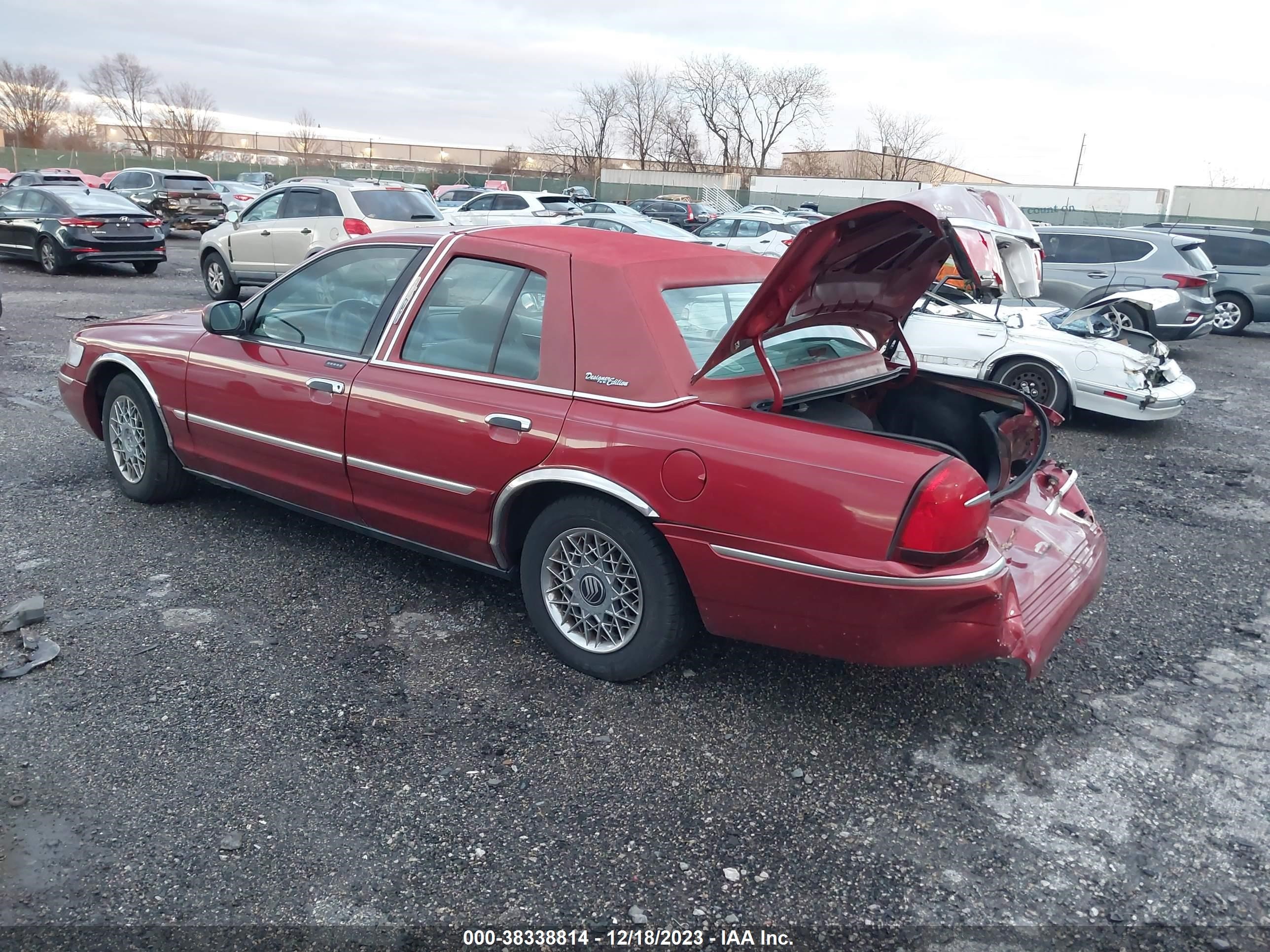 Photo 2 VIN: 2MEFM74W9YX642282 - MERCURY GRAND MARQUIS 