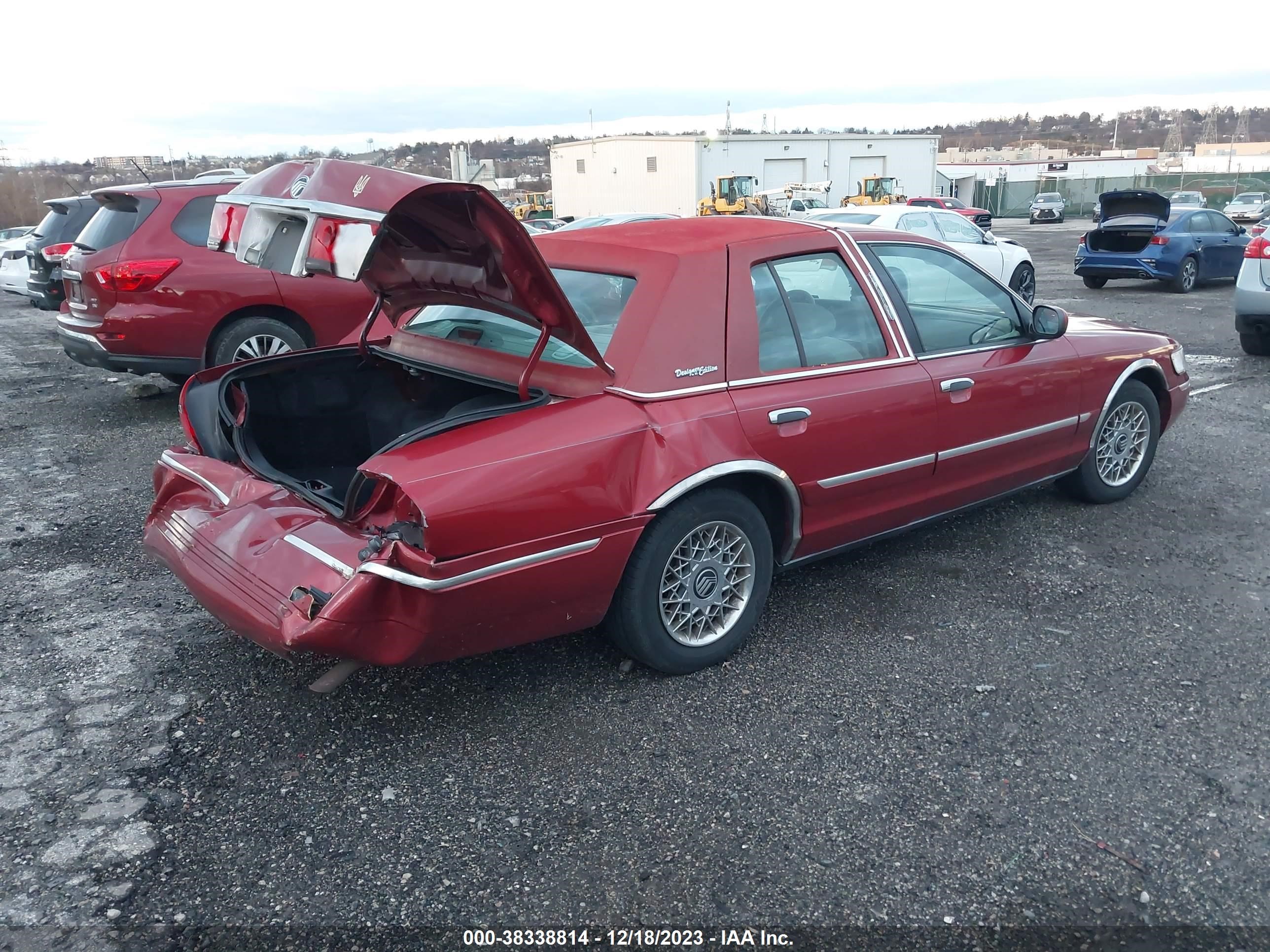 Photo 3 VIN: 2MEFM74W9YX642282 - MERCURY GRAND MARQUIS 