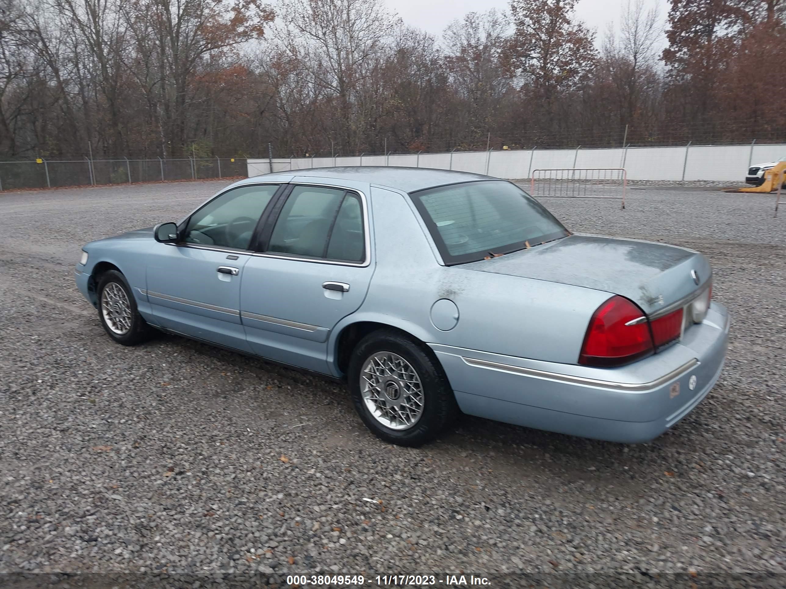 Photo 2 VIN: 2MEFM74W9YX669885 - MERCURY GRAND MARQUIS 